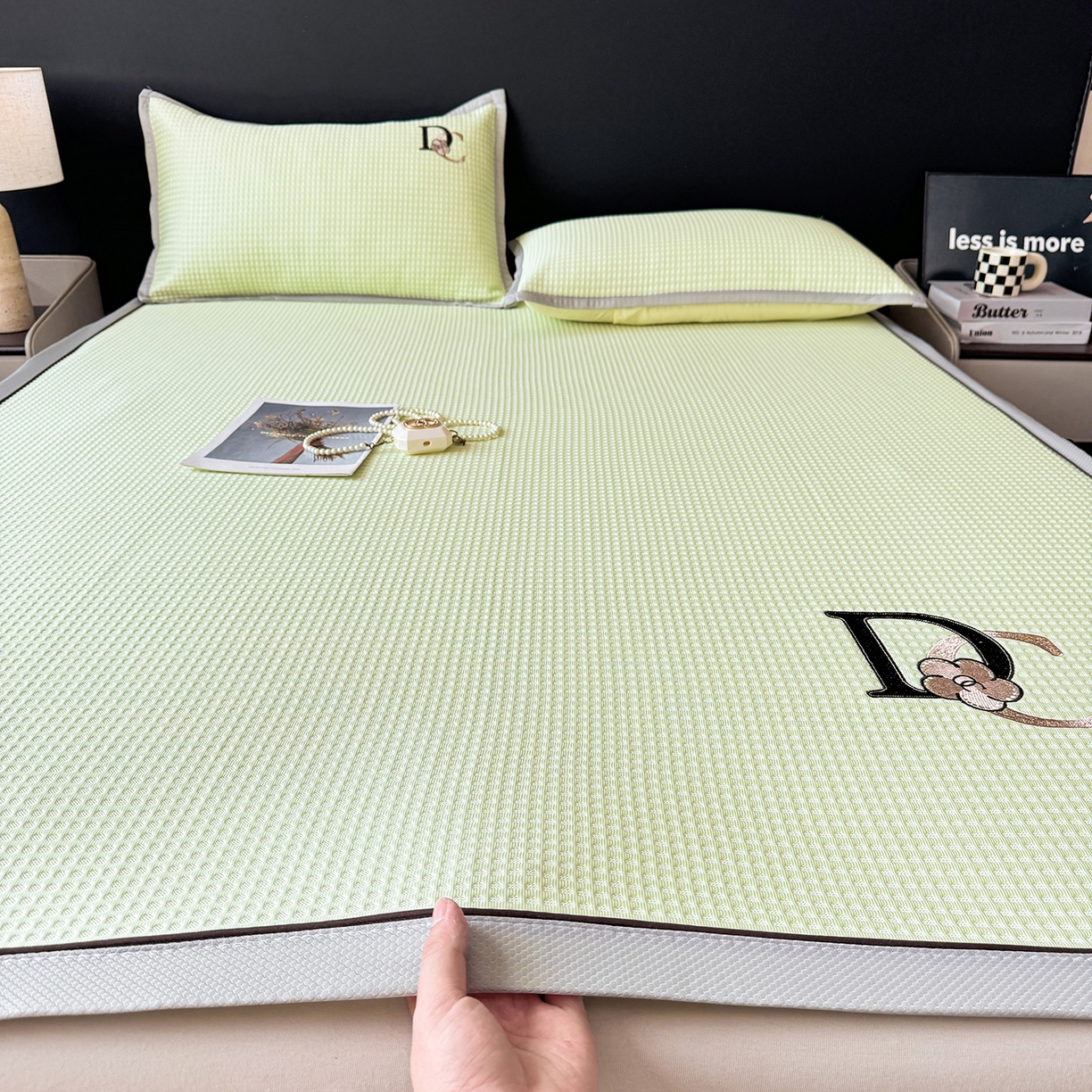 91家纺网 家纺一手货源 找家纺 眠势力 2026新款冰豆豆凉席刺绣款凉席子冰感豆豆床单软凉席三件套可机洗 山茶DC-绿