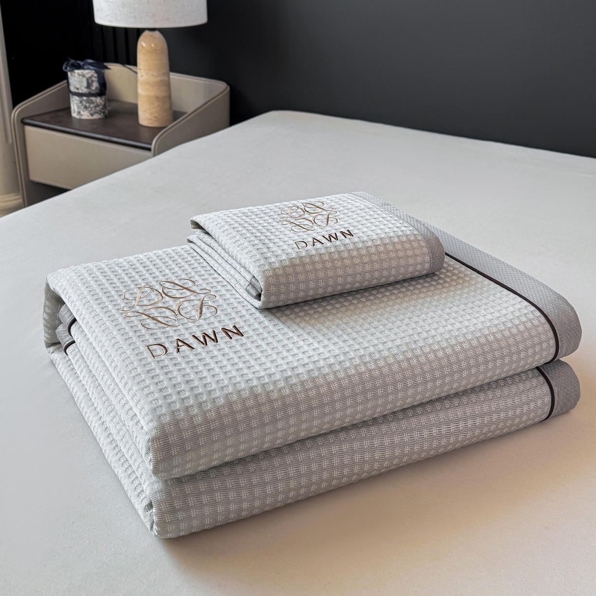 91家纺网 家纺一手货源 找家纺 眠势力 2026新款冰豆豆凉席刺绣款凉席子冰感豆豆床单软凉席三件套可机洗 雅致-灰