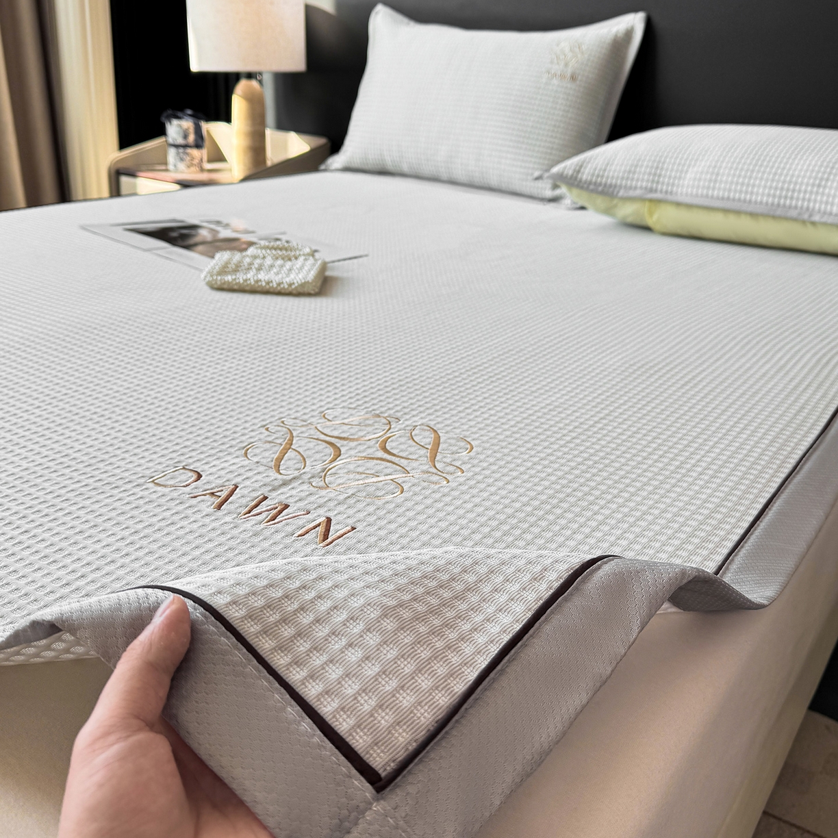 91家纺网 家纺一手货源 找家纺 眠势力 2026新款冰豆豆凉席刺绣款凉席子冰感豆豆床单软凉席三件套可机洗 雅致-灰