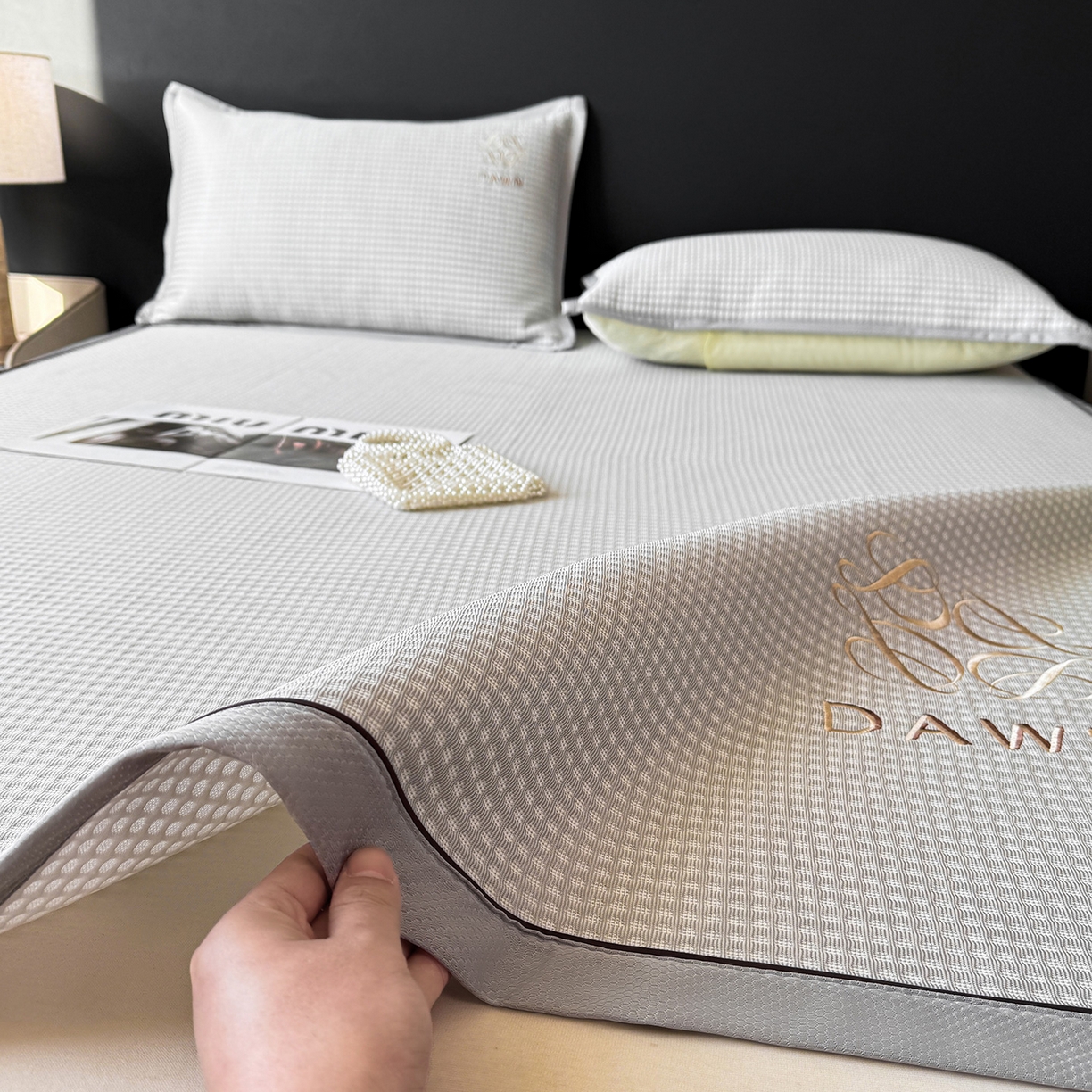 91家纺网 家纺一手货源 找家纺 眠势力 2026新款冰豆豆凉席刺绣款凉席子冰感豆豆床单软凉席三件套可机洗 雅致-灰