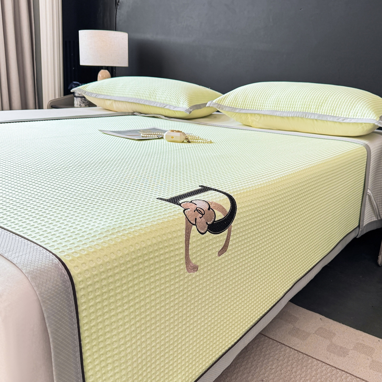 91家纺网 家纺一手货源 找家纺 眠势力 2026新款冰豆豆凉席刺绣款凉席子冰感豆豆床单软凉席三件套可机洗 山茶DC-绿