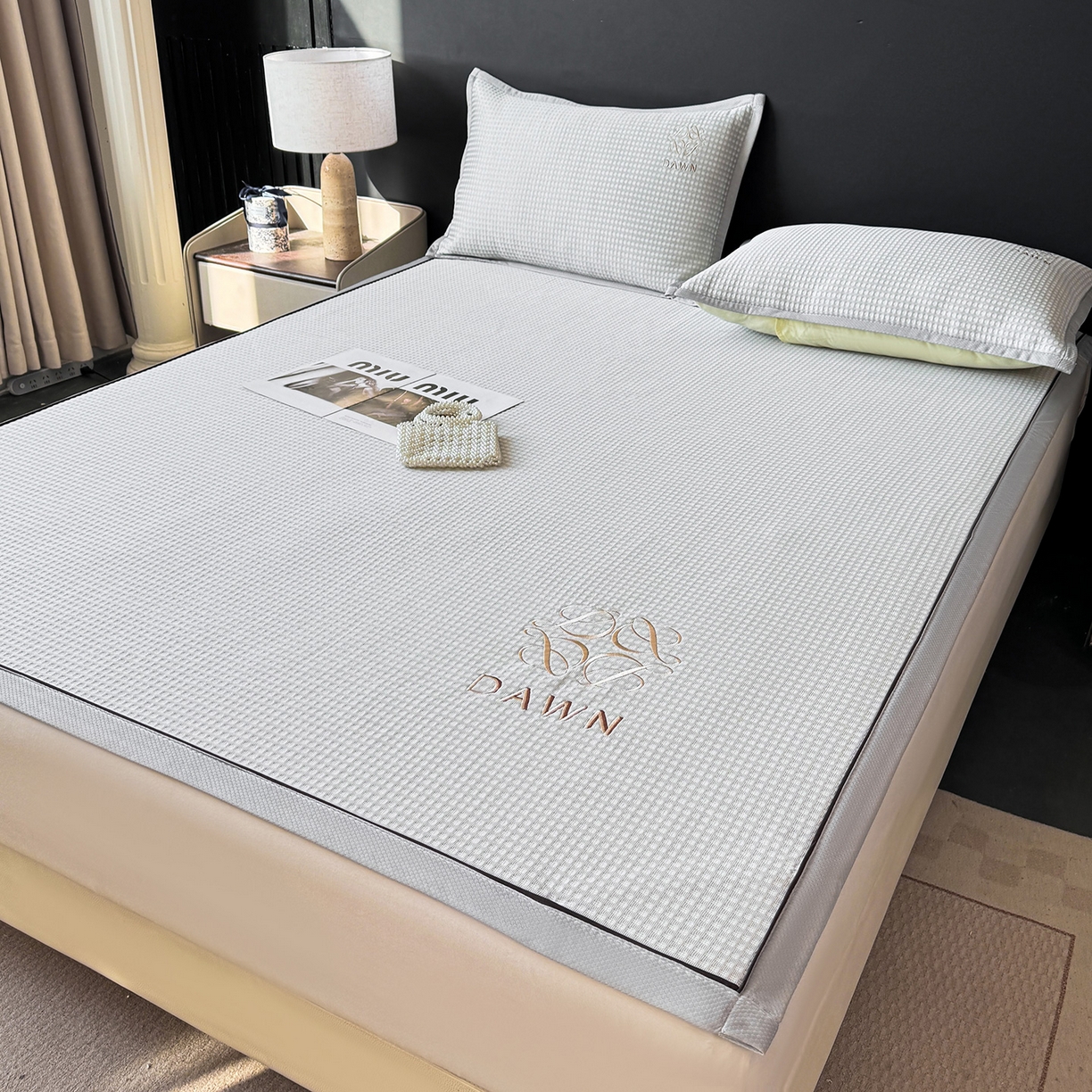 91家纺网 家纺一手货源 找家纺 眠势力 2026新款冰豆豆凉席刺绣款凉席子冰感豆豆床单软凉席三件套可机洗 雅致-灰