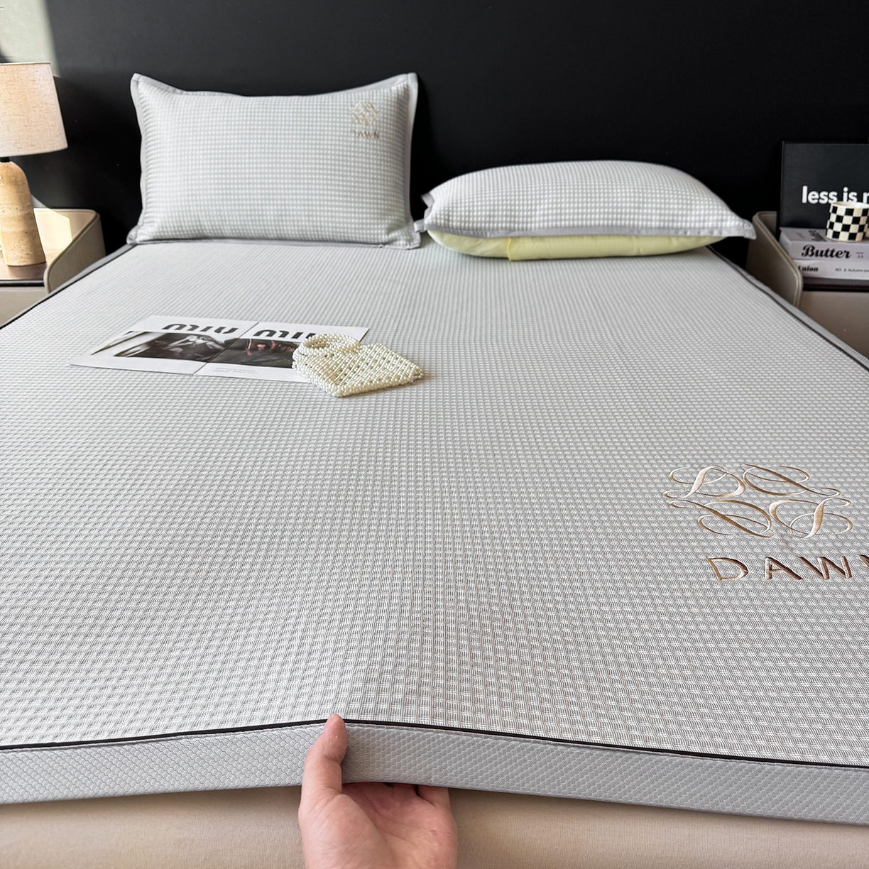 91家纺网 家纺一手货源 找家纺 眠势力 2026新款冰豆豆凉席刺绣款凉席子冰感豆豆床单软凉席三件套可机洗 雅致-灰