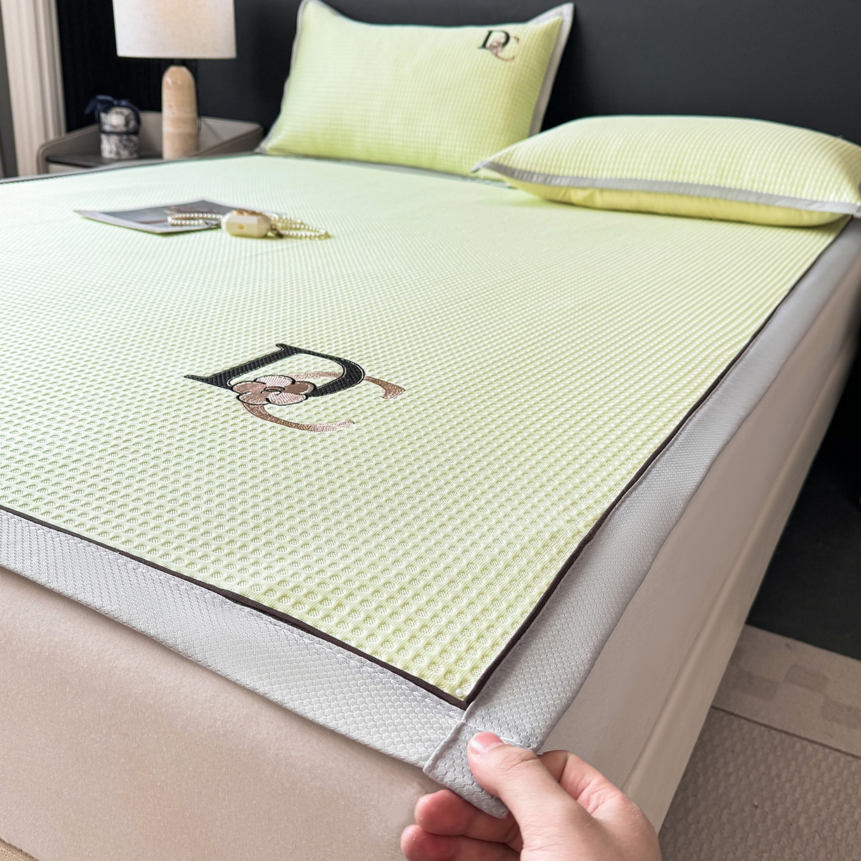 91家纺网 家纺一手货源 找家纺 眠势力 2026新款冰豆豆凉席刺绣款凉席子冰感豆豆床单软凉席三件套可机洗 山茶DC-绿