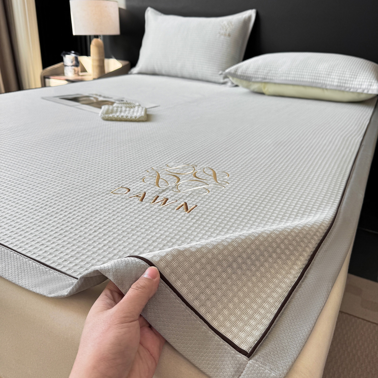 91家纺网 家纺一手货源 找家纺 眠势力 2026新款冰豆豆凉席刺绣款凉席子冰感豆豆床单软凉席三件套可机洗 雅致-灰