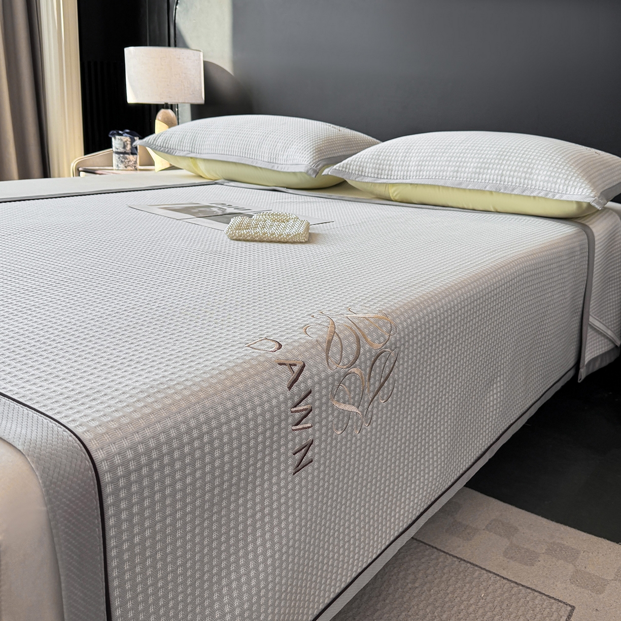 91家纺网 家纺一手货源 找家纺 眠势力 2026新款冰豆豆凉席刺绣款凉席子冰感豆豆床单软凉席三件套可机洗 雅致-灰