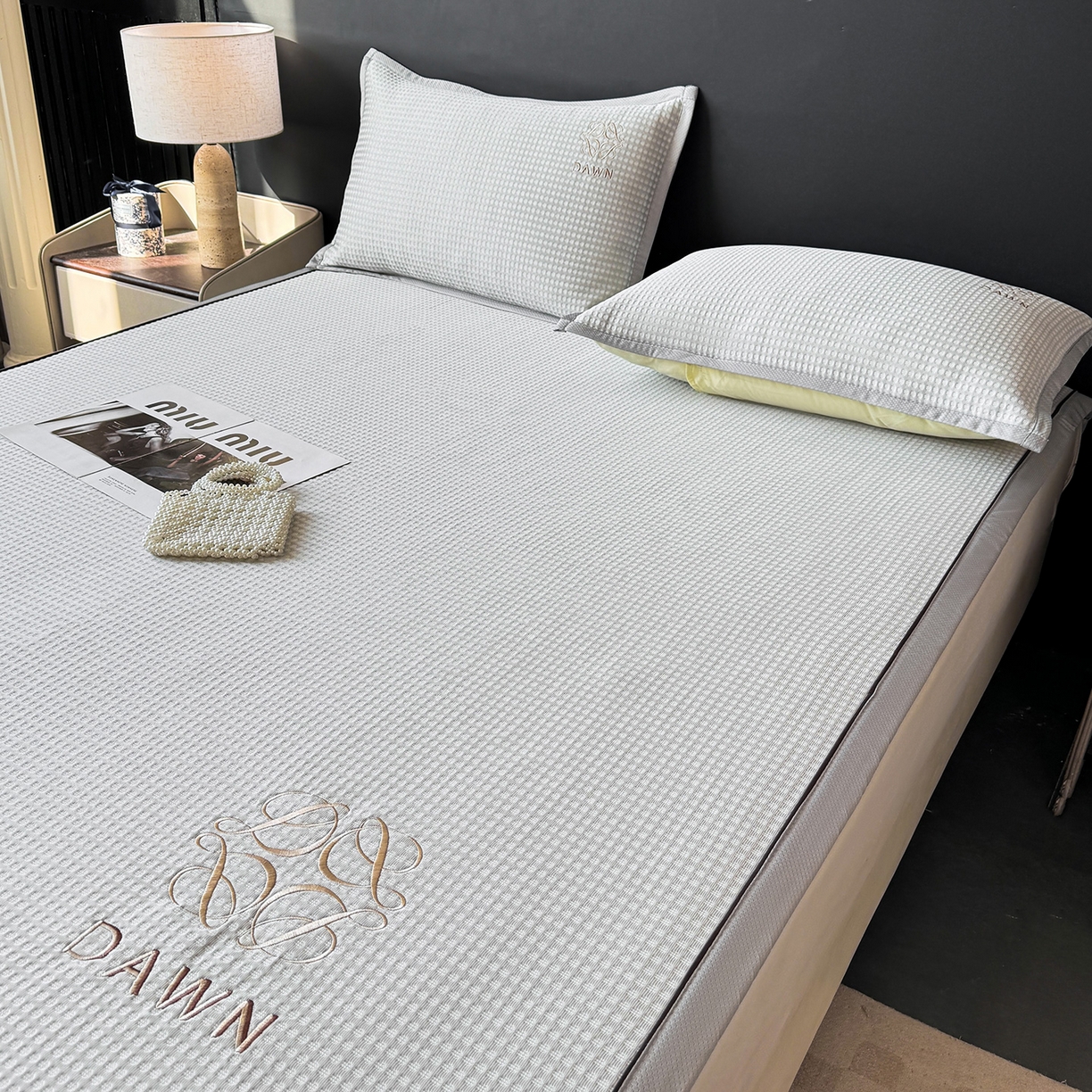 91家纺网 家纺一手货源 找家纺 眠势力 2026新款冰豆豆凉席刺绣款凉席子冰感豆豆床单软凉席三件套可机洗 雅致-灰