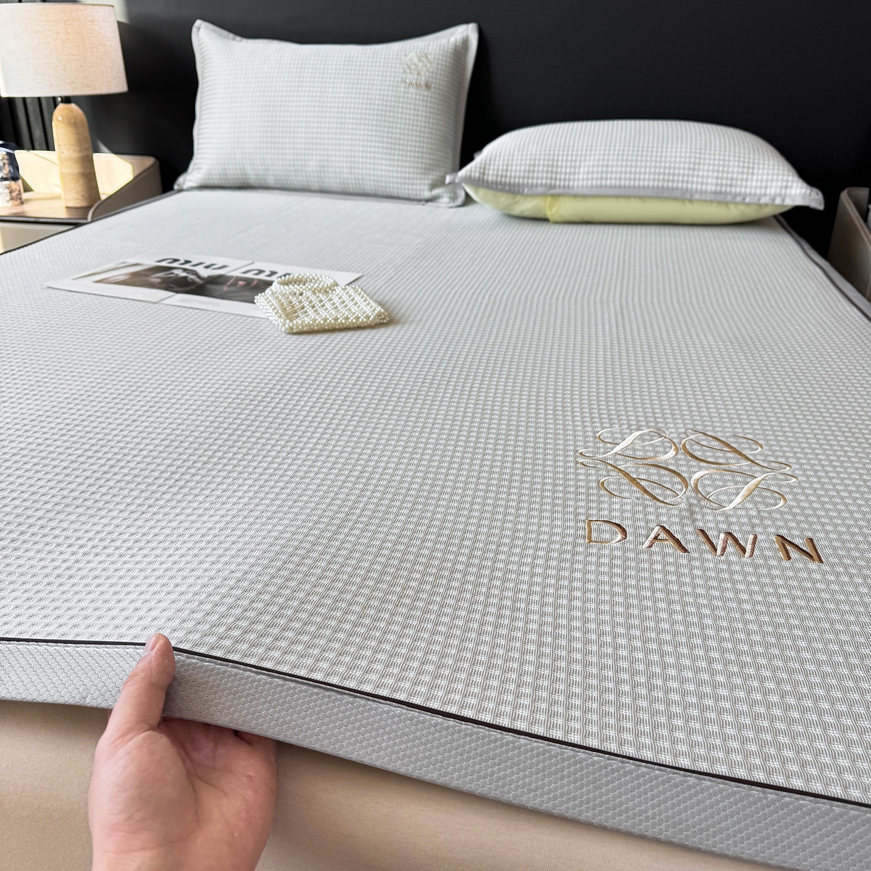 91家纺网 家纺一手货源 找家纺 眠势力 2026新款冰豆豆凉席刺绣款凉席子冰感豆豆床单软凉席三件套可机洗 雅致-灰