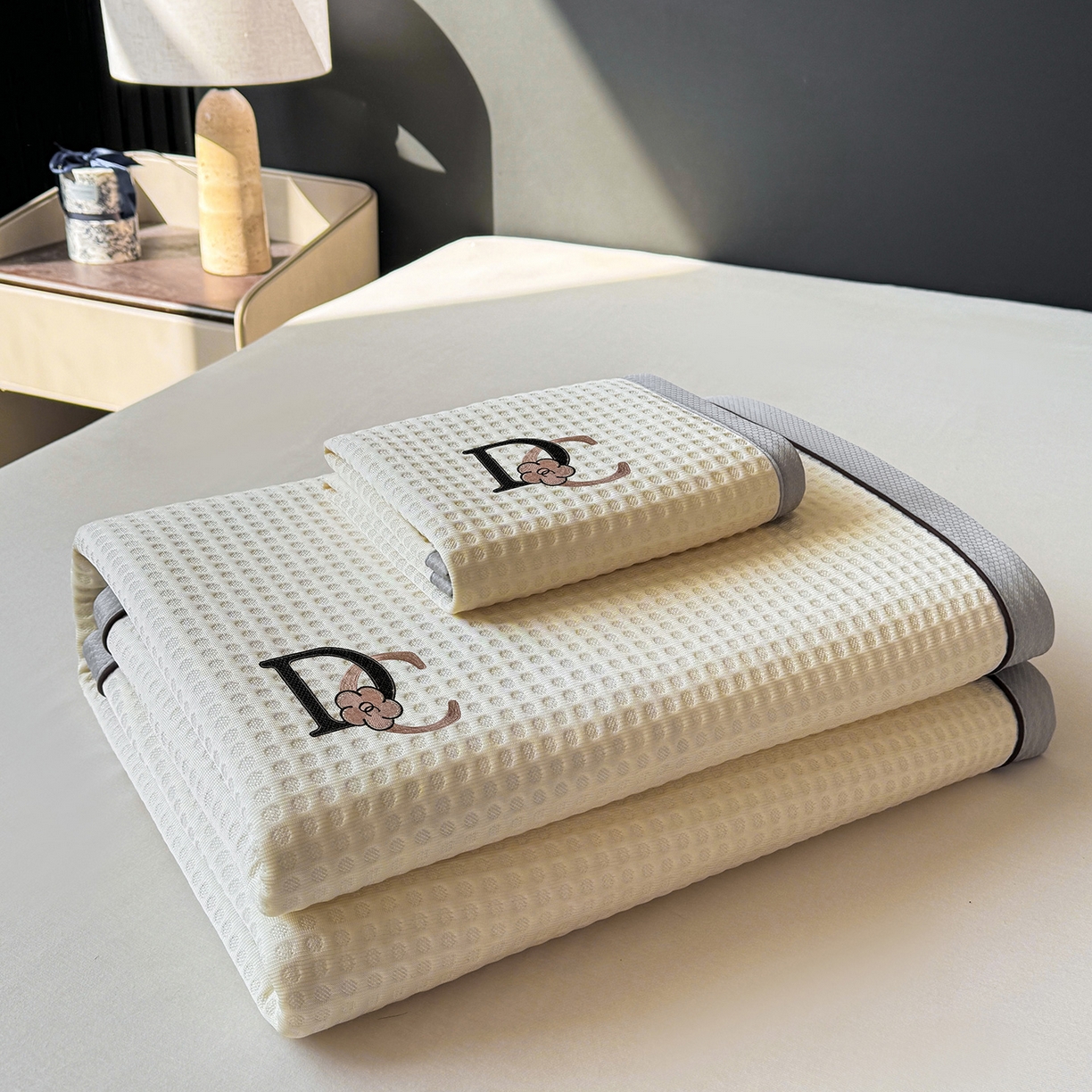 91家纺网 家纺一手货源 找家纺 眠势力 2026新款冰豆豆凉席刺绣款凉席子冰感豆豆床单软凉席三件套可机洗 山茶DC-米