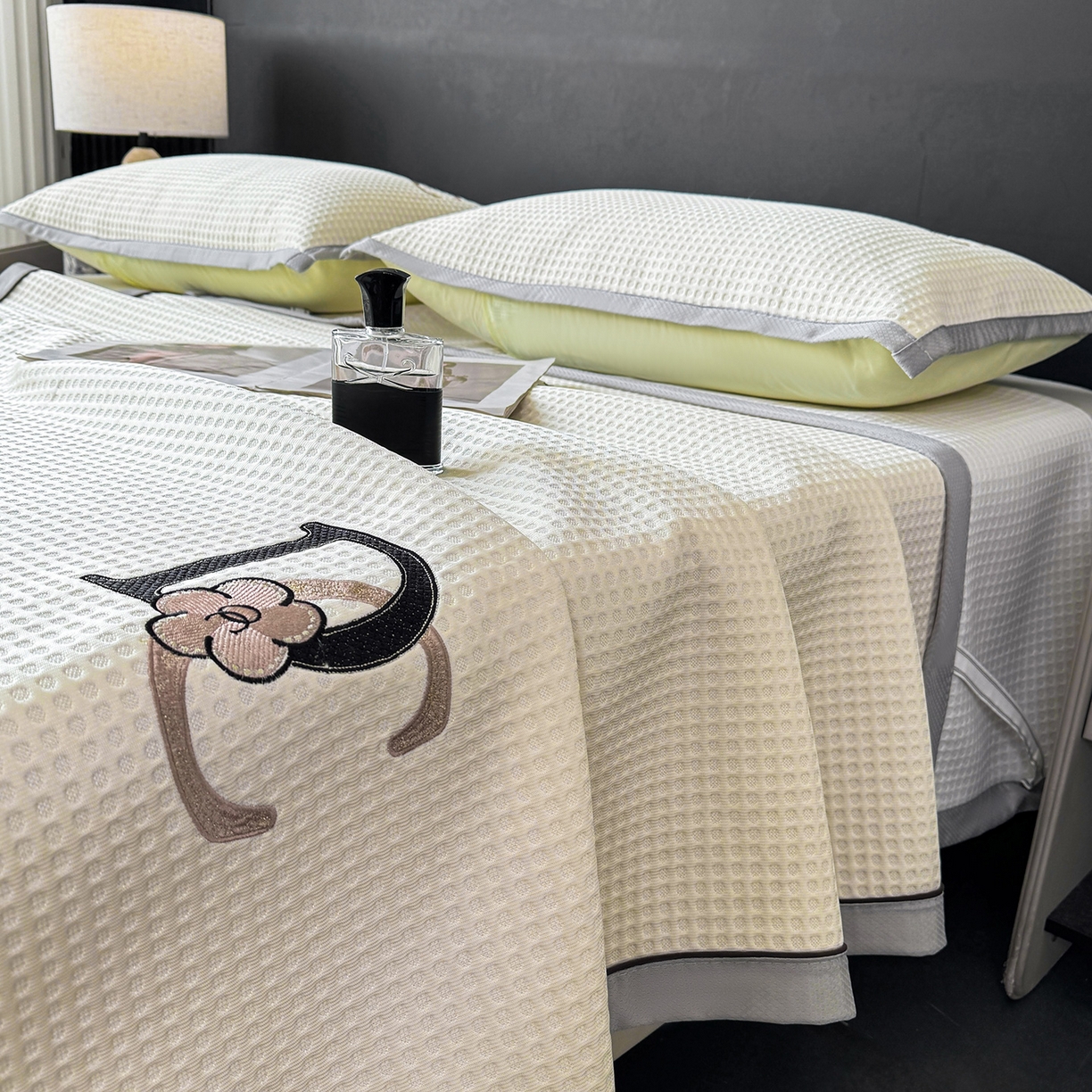 91家纺网 家纺一手货源 找家纺 眠势力 2026新款冰豆豆凉席刺绣款凉席子冰感豆豆床单软凉席三件套可机洗 山茶DC-米