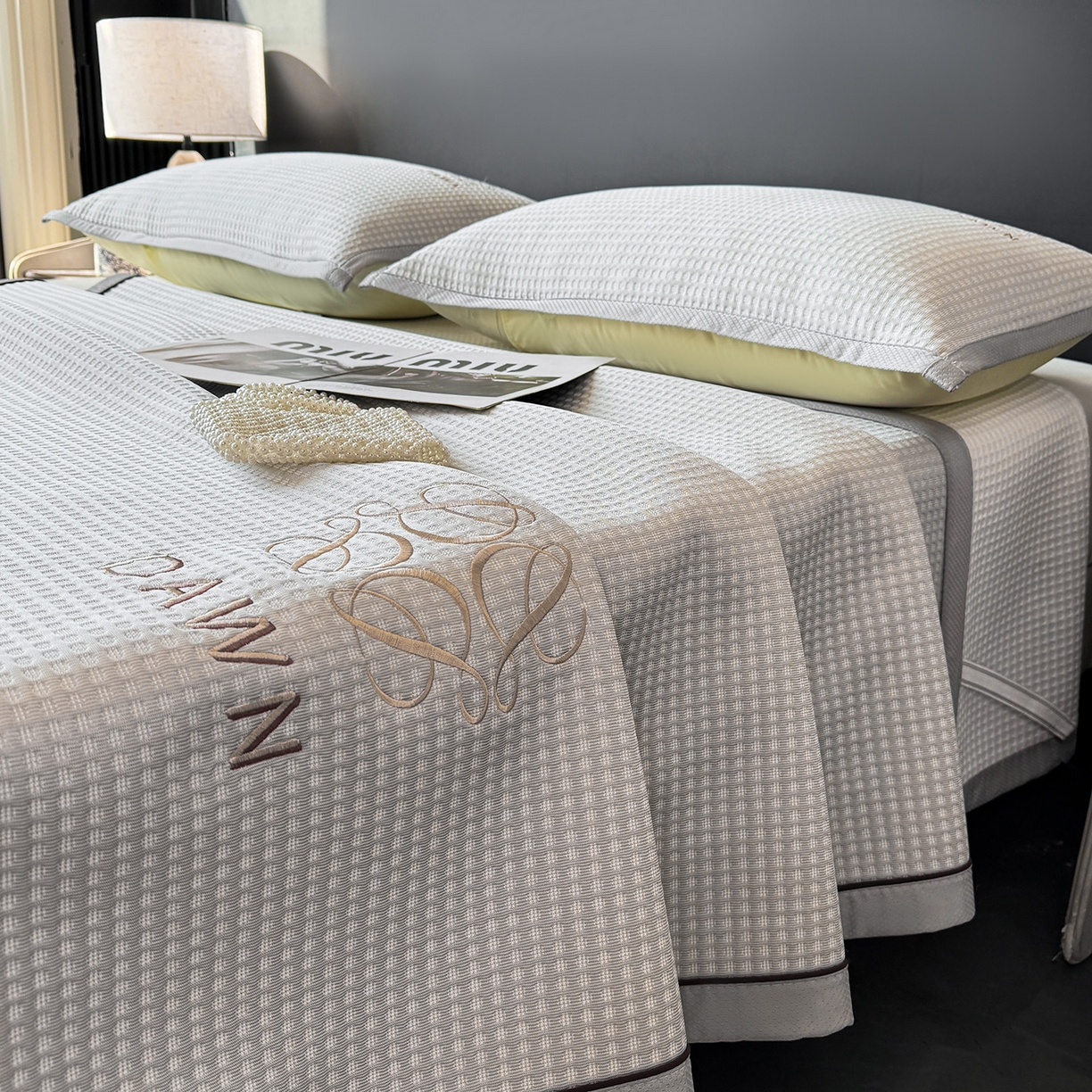 91家纺网 家纺一手货源 找家纺 眠势力 2026新款冰豆豆凉席刺绣款凉席子冰感豆豆床单软凉席三件套可机洗 雅致-灰