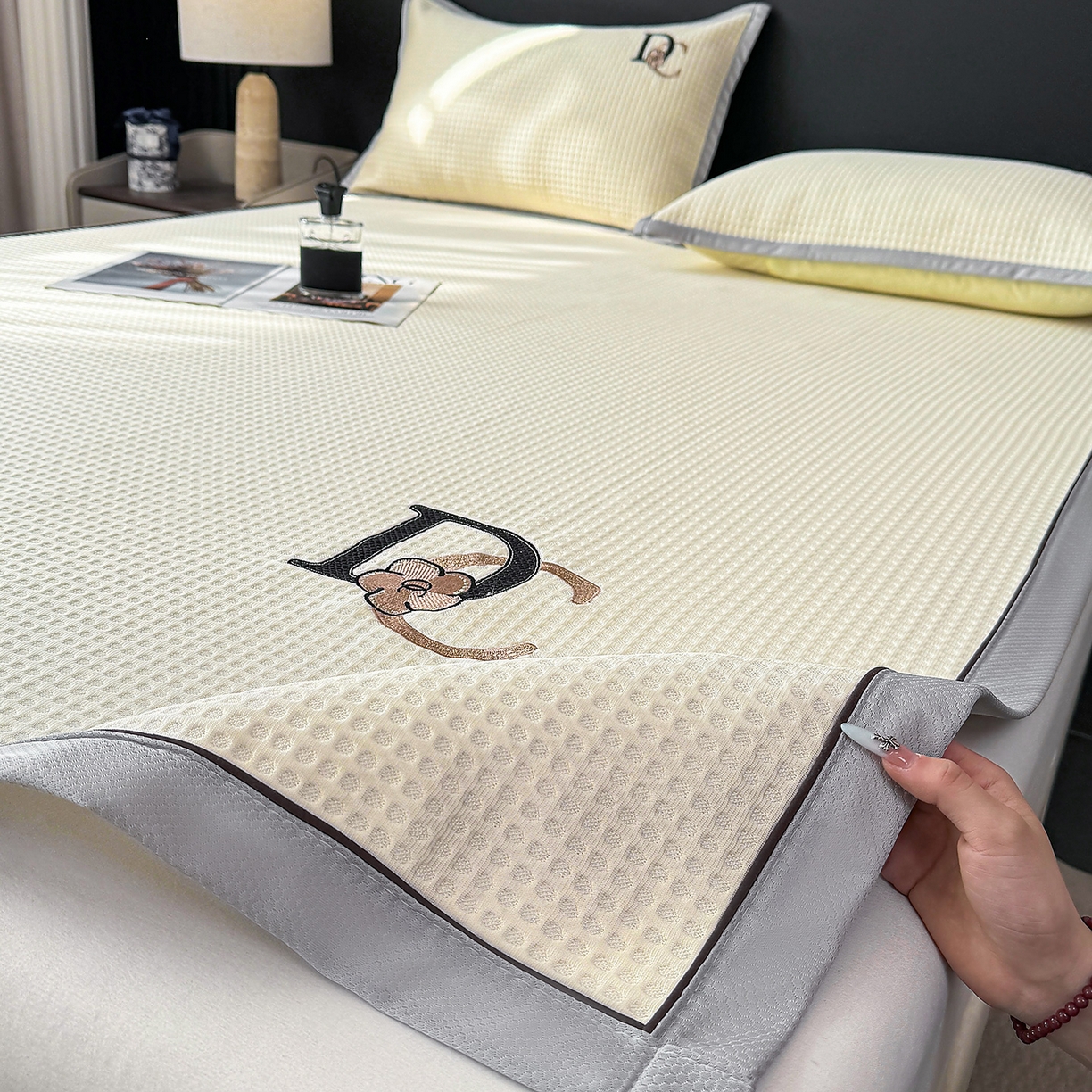 91家纺网 家纺一手货源 找家纺 眠势力 2026新款冰豆豆凉席刺绣款凉席子冰感豆豆床单软凉席三件套可机洗 山茶DC-米