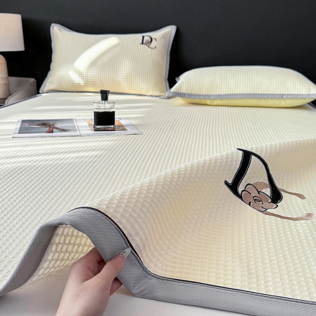 91家纺网 家纺一手货源 找家纺 眠势力 2026新款冰豆豆凉席刺绣款凉席子冰感豆豆床单软凉席三件套可机洗 山茶DC-米