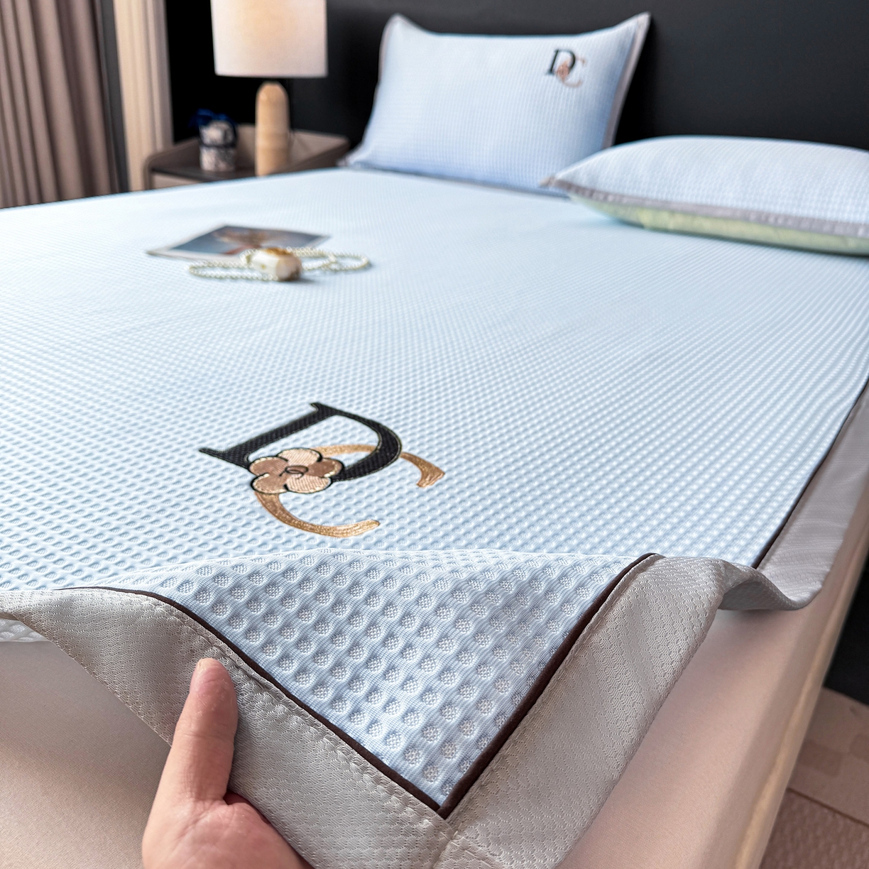 91家纺网 家纺一手货源 找家纺 眠势力 2026新款冰豆豆凉席刺绣款凉席子冰感豆豆床单软凉席三件套可机洗 山茶DC-兰