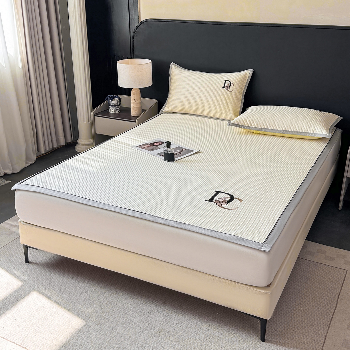 91家纺网 家纺一手货源 找家纺 眠势力 2026新款冰豆豆凉席刺绣款凉席子冰感豆豆床单软凉席三件套可机洗 山茶DC-米