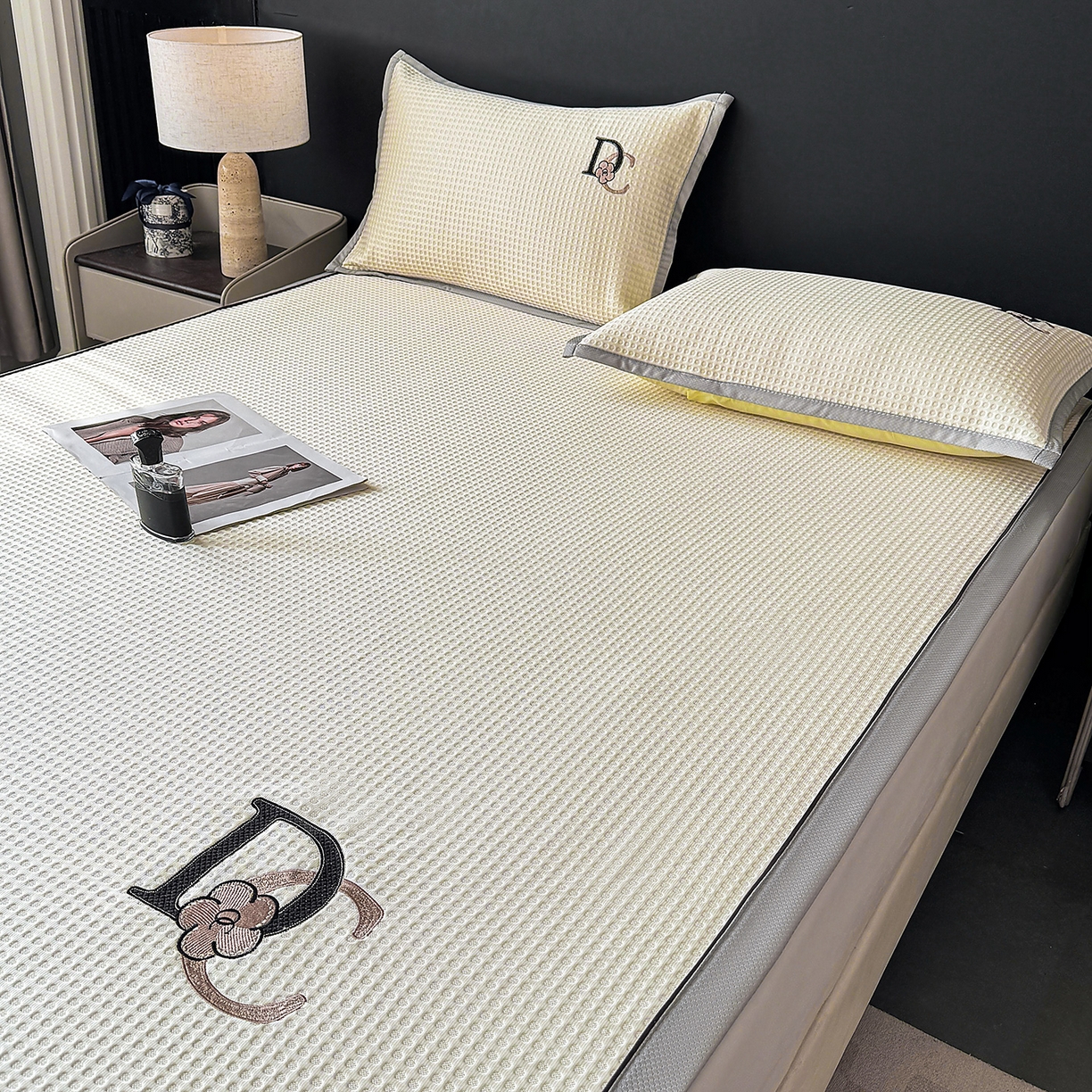 91家纺网 家纺一手货源 找家纺 眠势力 2026新款冰豆豆凉席刺绣款凉席子冰感豆豆床单软凉席三件套可机洗 山茶DC-米