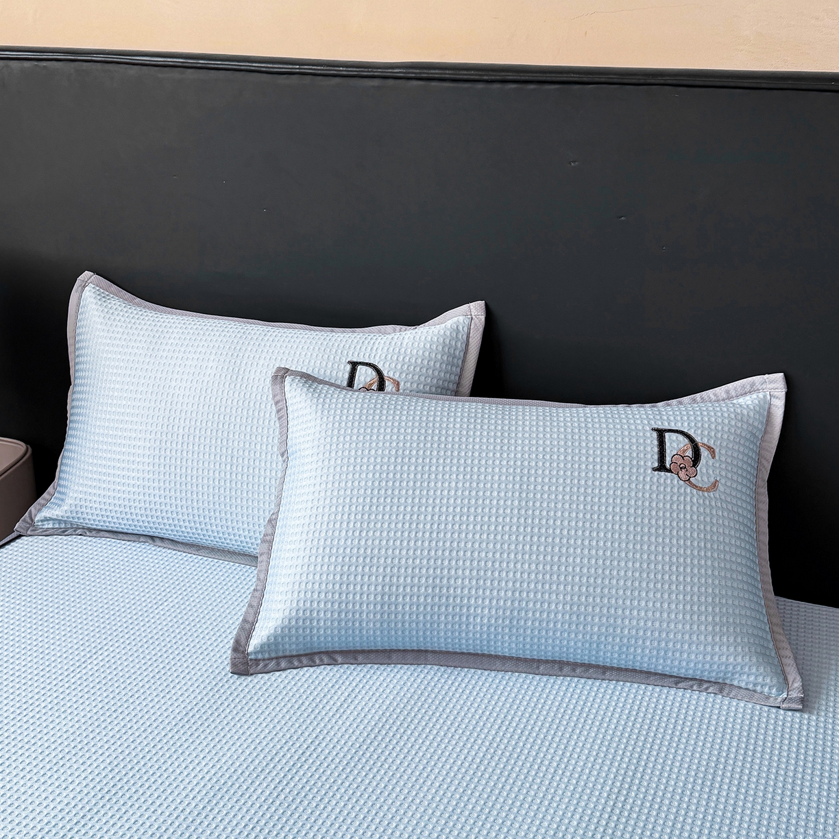 91家纺网 家纺一手货源 找家纺 眠势力 2026新款冰豆豆凉席刺绣款凉席子冰感豆豆床单软凉席三件套可机洗 山茶DC-兰