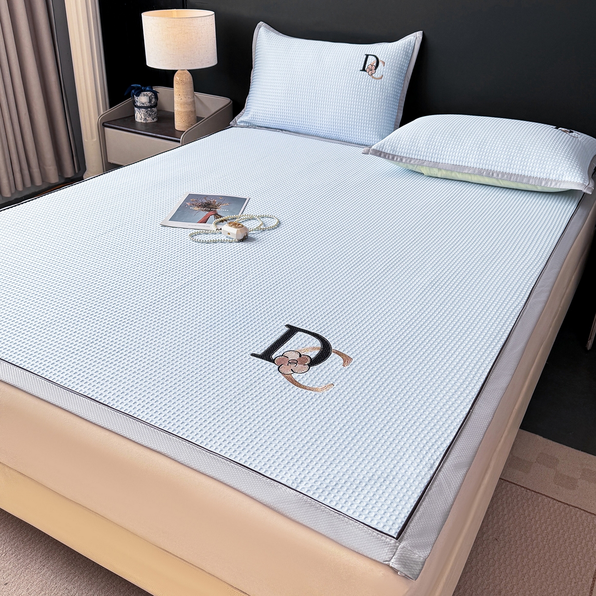 91家纺网 家纺一手货源 找家纺 眠势力 2026新款冰豆豆凉席刺绣款凉席子冰感豆豆床单软凉席三件套可机洗 山茶DC-兰