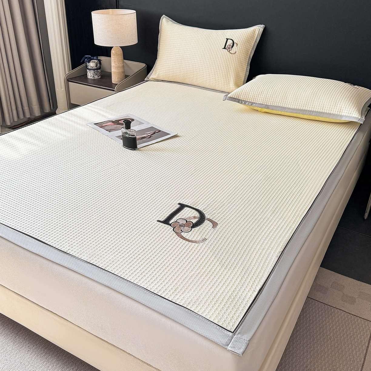 91家纺网 家纺一手货源 找家纺 眠势力 2026新款冰豆豆凉席刺绣款凉席子冰感豆豆床单软凉席三件套可机洗 山茶DC-米