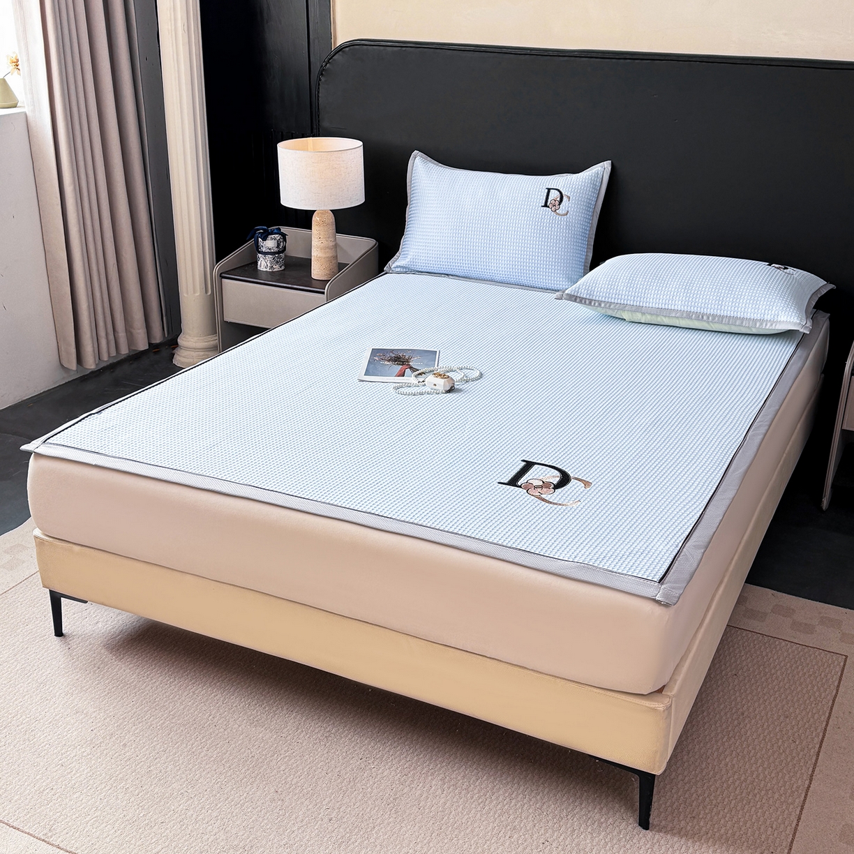 91家纺网 家纺一手货源 找家纺 眠势力 2026新款冰豆豆凉席刺绣款凉席子冰感豆豆床单软凉席三件套可机洗 山茶DC-兰