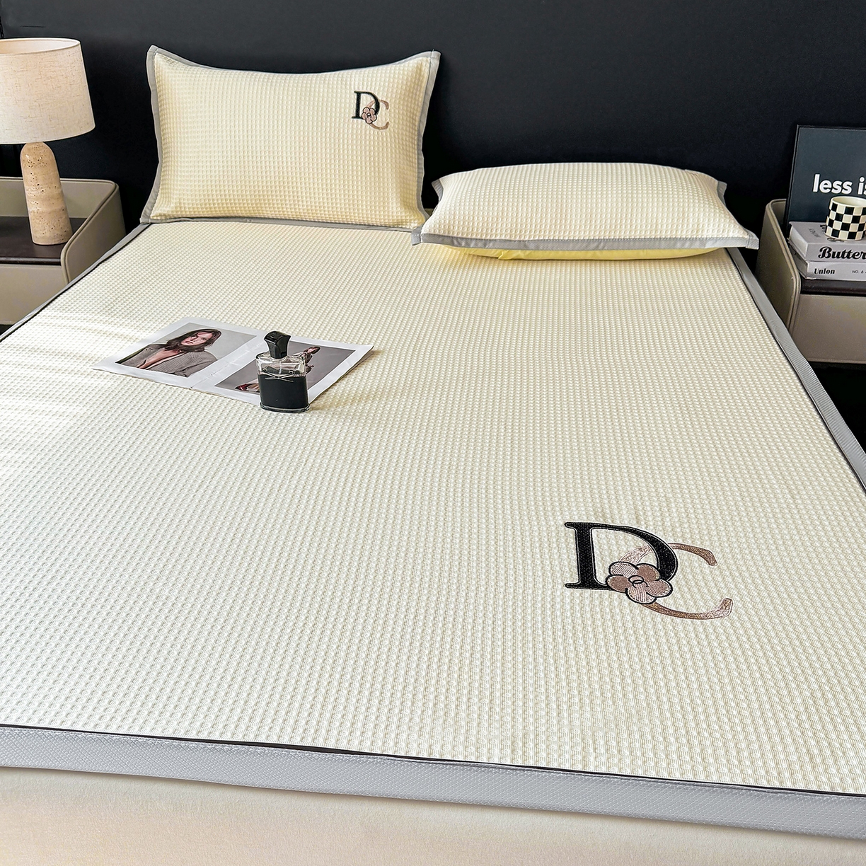 91家纺网 家纺一手货源 找家纺 眠势力 2026新款冰豆豆凉席刺绣款凉席子冰感豆豆床单软凉席三件套可机洗 山茶DC-米