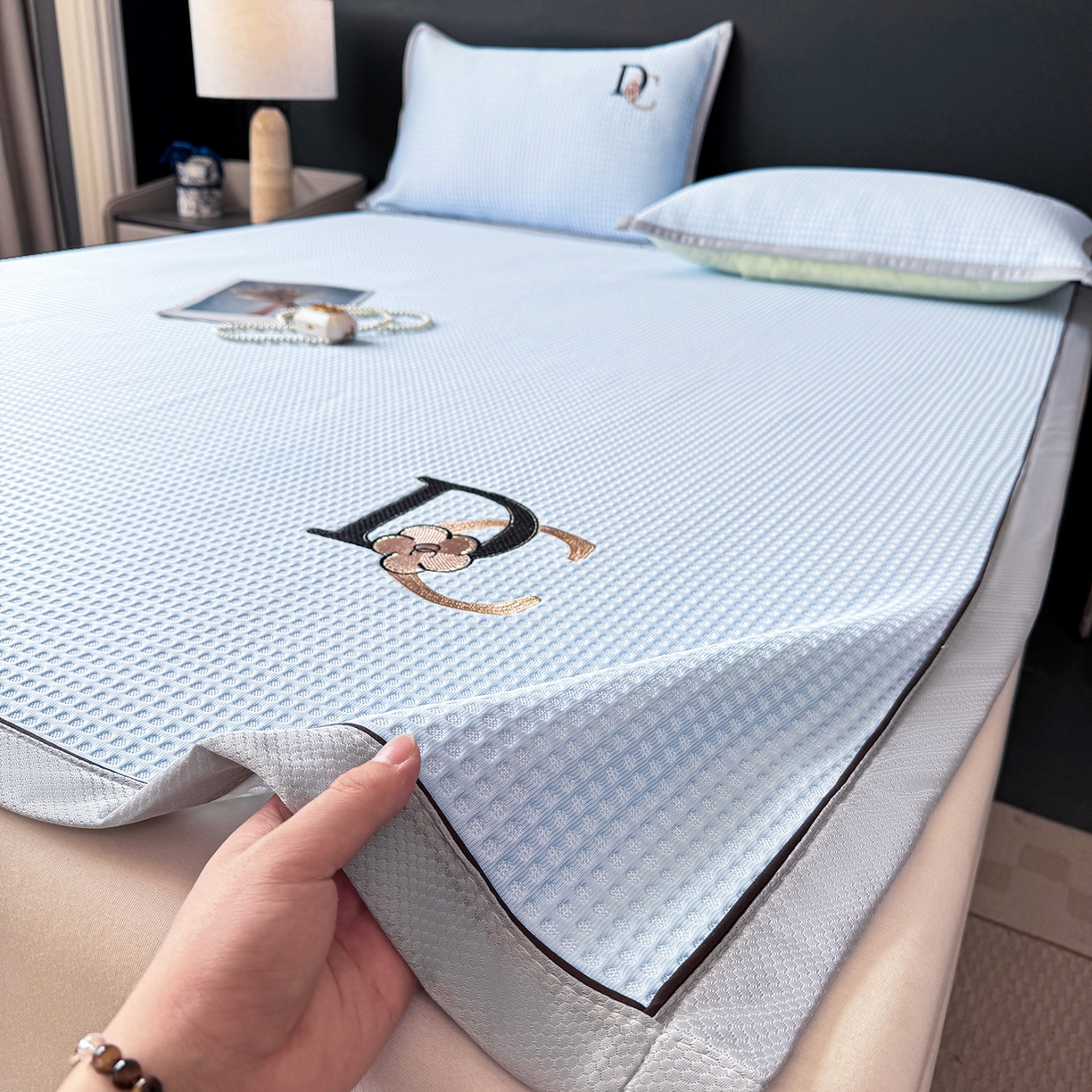 91家纺网 家纺一手货源 找家纺 眠势力 2026新款冰豆豆凉席刺绣款凉席子冰感豆豆床单软凉席三件套可机洗 山茶DC-兰