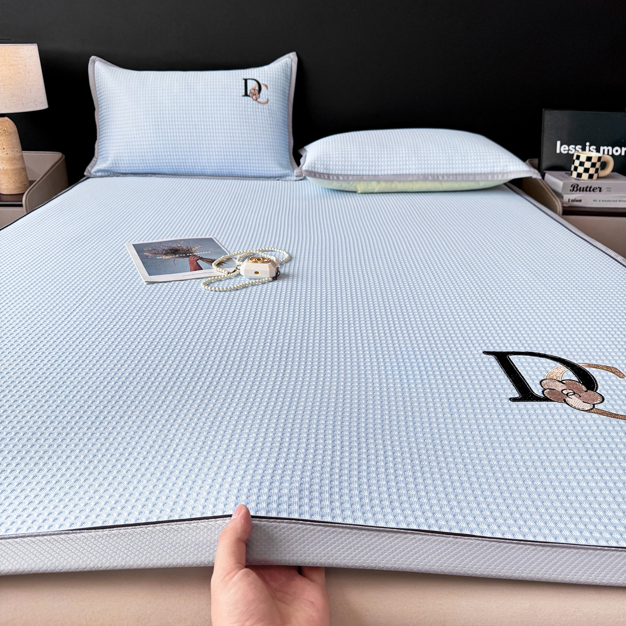 91家纺网 家纺一手货源 找家纺 眠势力 2026新款冰豆豆凉席刺绣款凉席子冰感豆豆床单软凉席三件套可机洗 山茶DC-兰