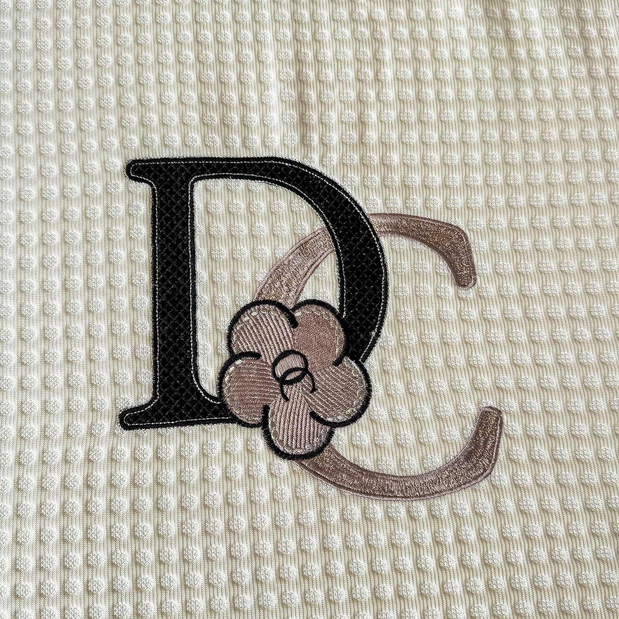 91家纺网 家纺一手货源 找家纺 眠势力 2026新款冰豆豆凉席刺绣款凉席子冰感豆豆床单软凉席三件套可机洗 山茶DC-米