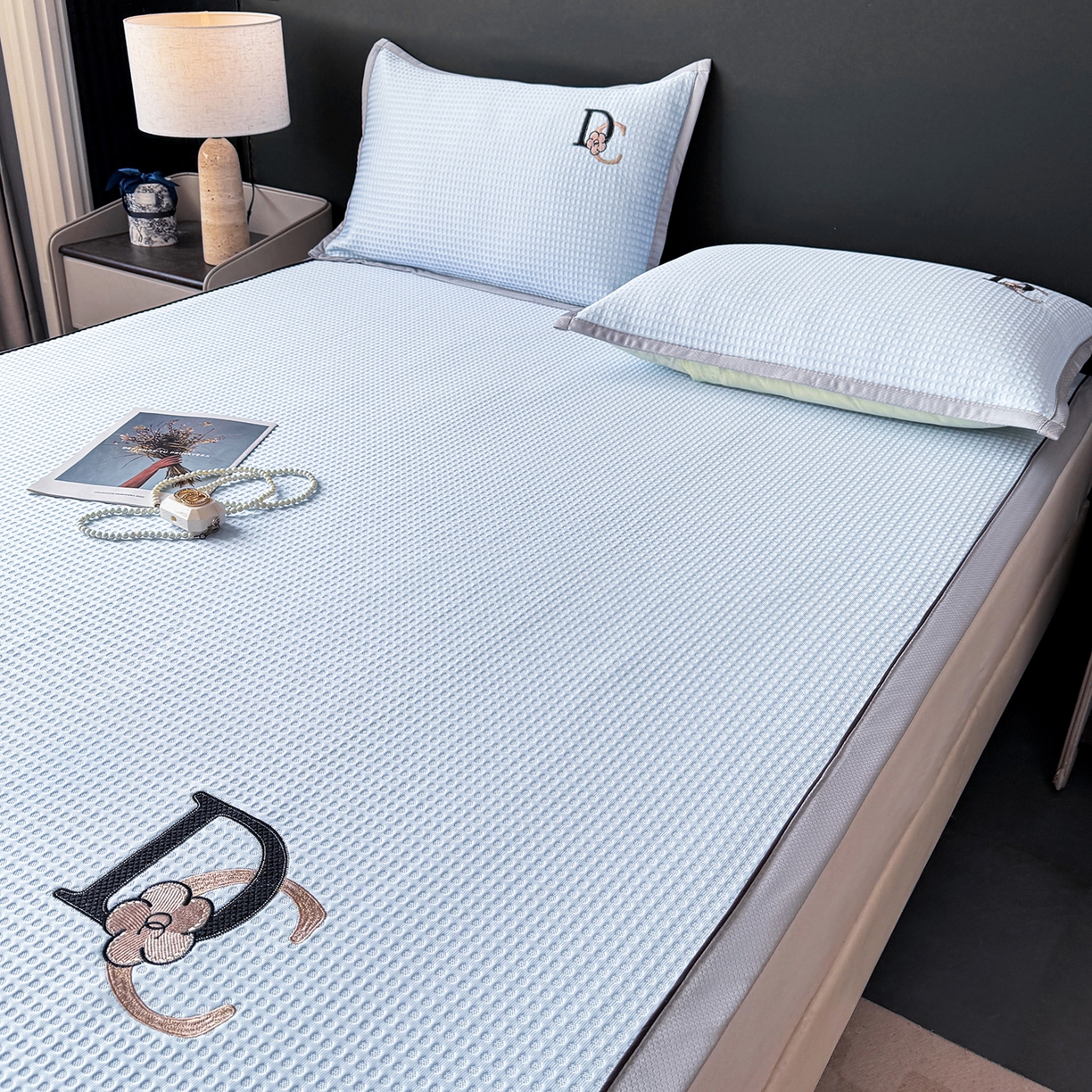 91家纺网 家纺一手货源 找家纺 眠势力 2026新款冰豆豆凉席刺绣款凉席子冰感豆豆床单软凉席三件套可机洗 山茶DC-兰