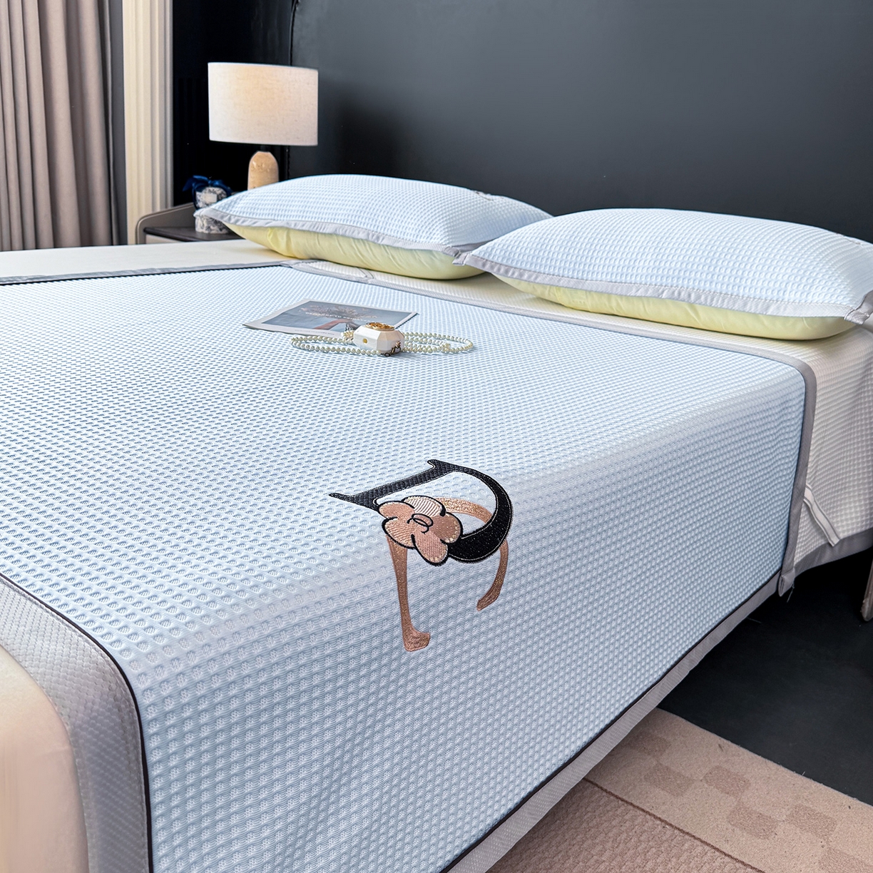 91家纺网 家纺一手货源 找家纺 眠势力 2026新款冰豆豆凉席刺绣款凉席子冰感豆豆床单软凉席三件套可机洗 山茶DC-兰