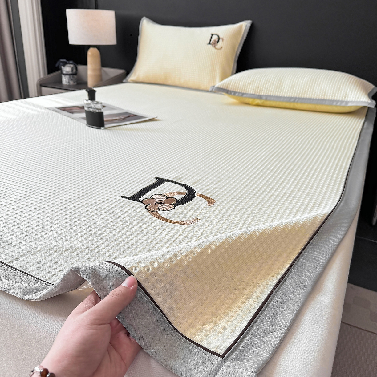 91家纺网 家纺一手货源 找家纺 眠势力 2026新款冰豆豆凉席刺绣款凉席子冰感豆豆床单软凉席三件套可机洗 山茶DC-米