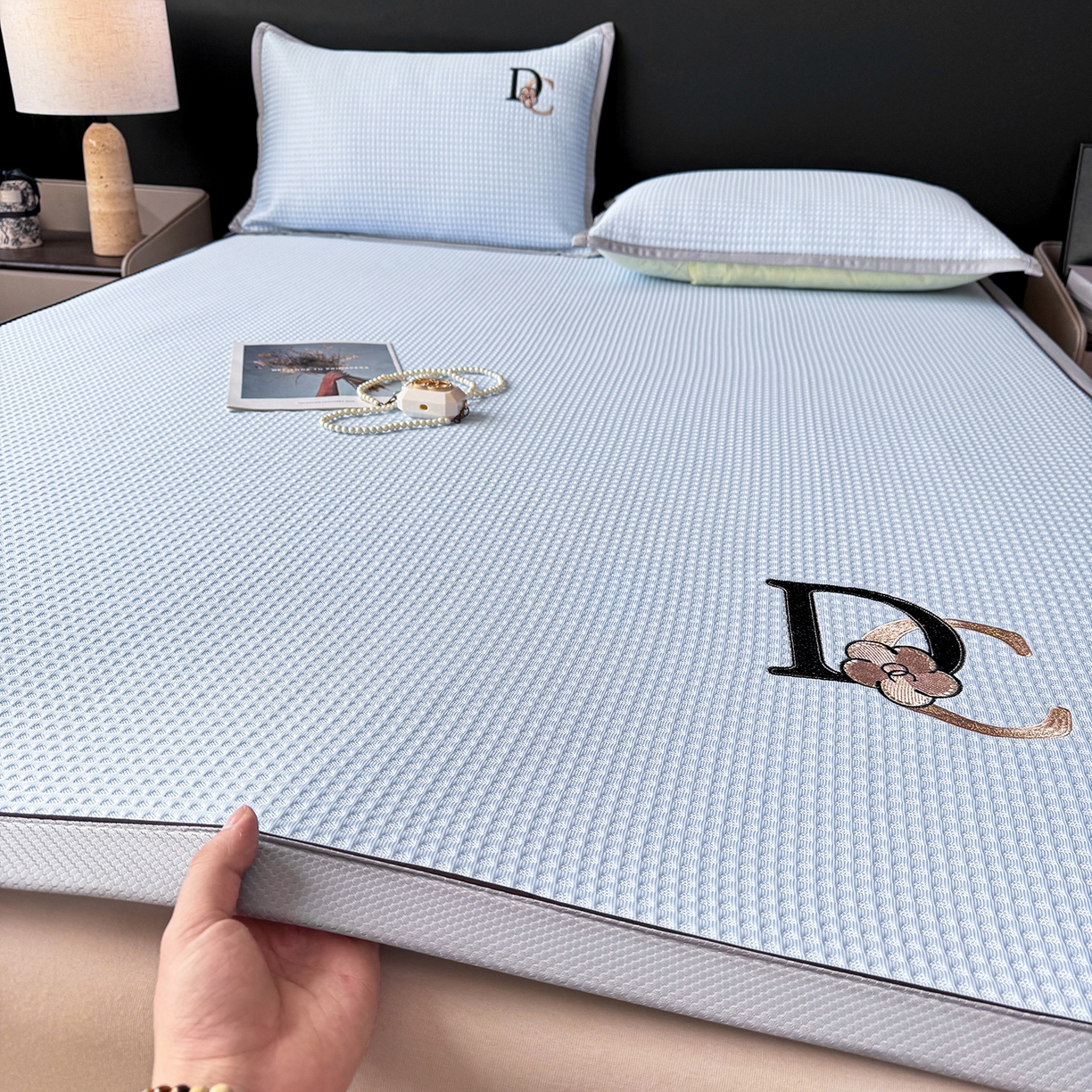 91家纺网 家纺一手货源 找家纺 眠势力 2026新款冰豆豆凉席刺绣款凉席子冰感豆豆床单软凉席三件套可机洗 山茶DC-兰