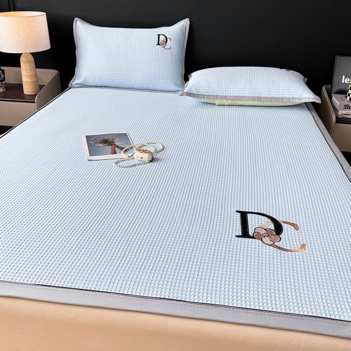 91家纺网 家纺一手货源 找家纺 眠势力 2026新款冰豆豆凉席刺绣款凉席子冰感豆豆床单软凉席三件套可机洗 山茶DC-兰