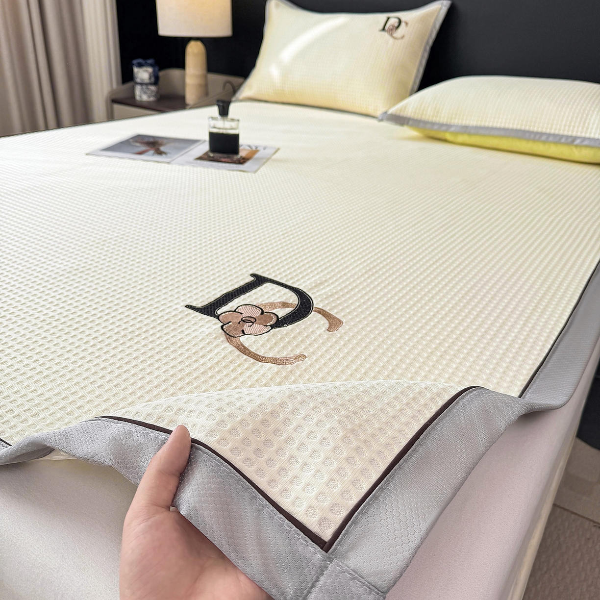 91家纺网 家纺一手货源 找家纺 眠势力 2026新款冰豆豆凉席刺绣款凉席子冰感豆豆床单软凉席三件套可机洗 山茶DC-米