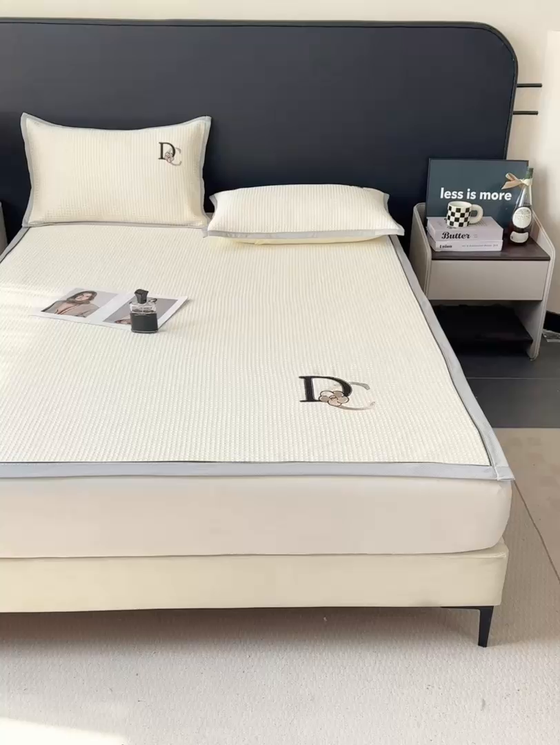 91家纺网 家纺一手货源 找家纺 眠势力 2026新款冰豆豆凉席刺绣款凉席子冰感豆豆床单软凉席三件套可机洗 山茶DC-米