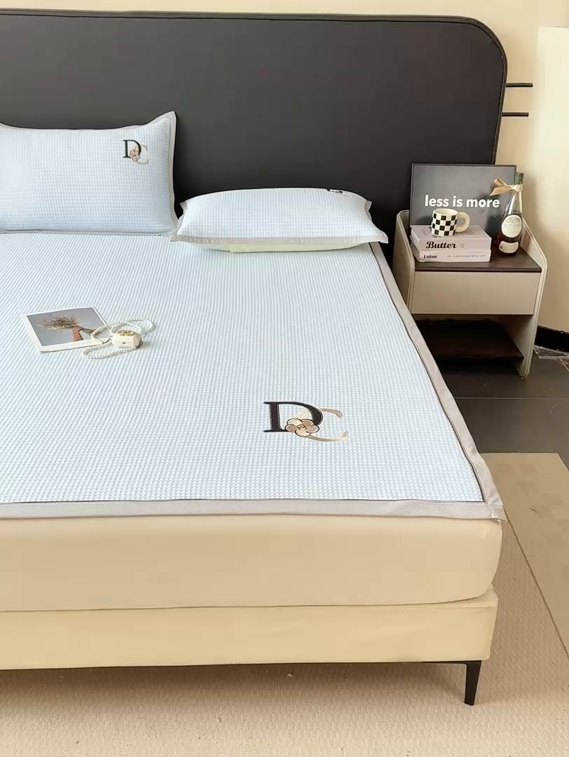 91家纺网 家纺一手货源 找家纺 眠势力 2026新款冰豆豆凉席刺绣款凉席子冰感豆豆床单软凉席三件套可机洗 山茶DC-兰