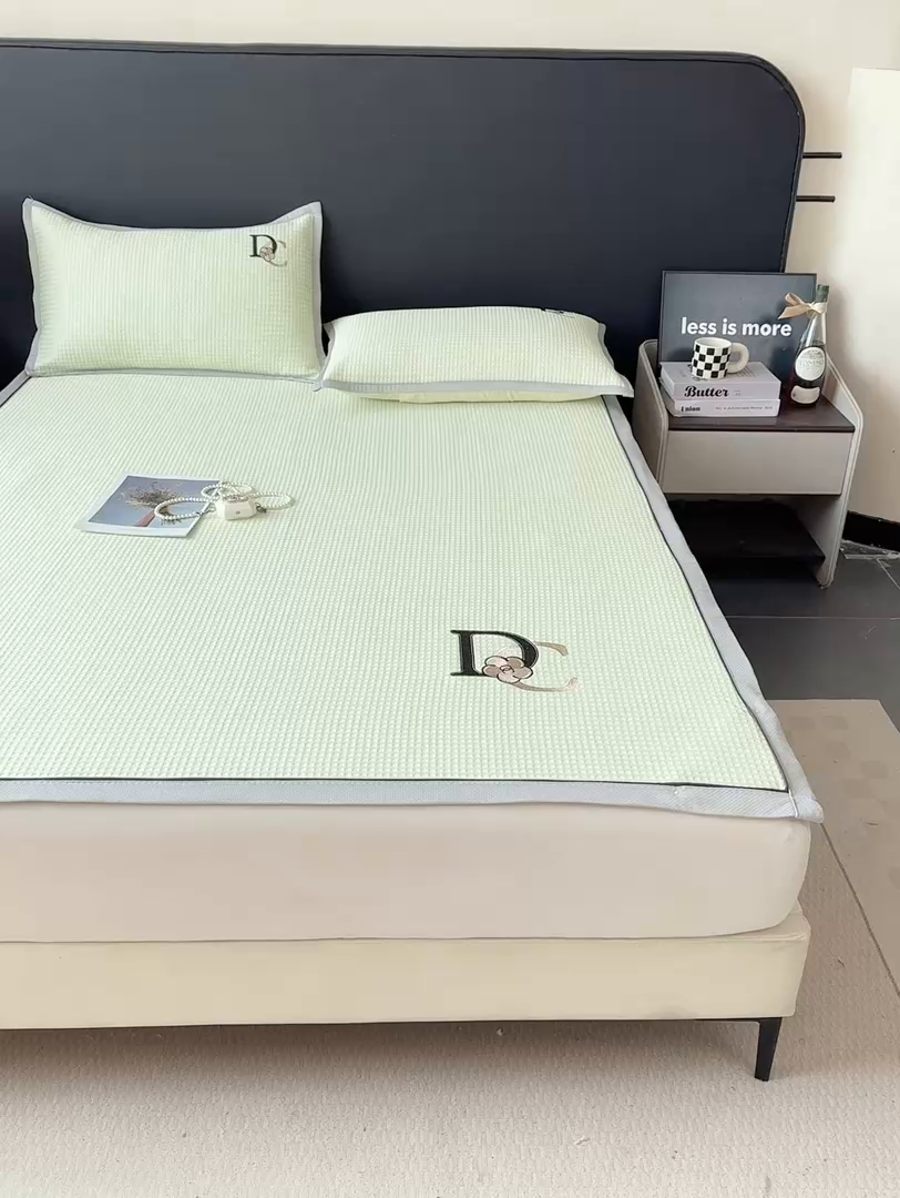 91家纺网 家纺一手货源 找家纺 眠势力 2026新款冰豆豆凉席刺绣款凉席子冰感豆豆床单软凉席三件套可机洗 山茶DC-绿