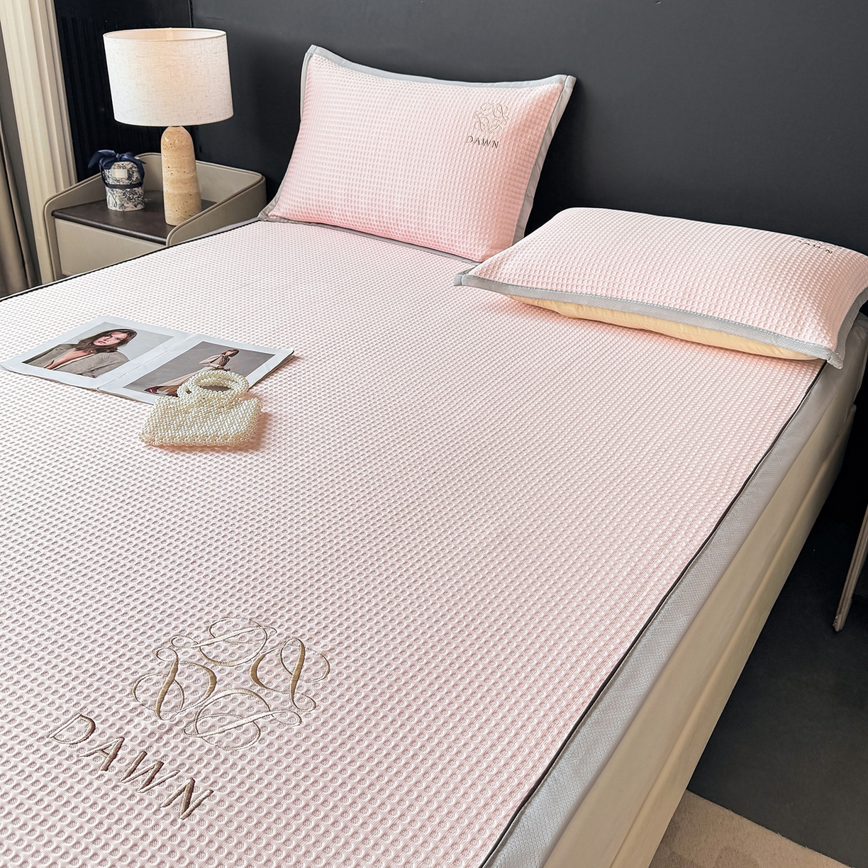 91家纺网 家纺一手货源 找家纺 眠势力 2026新款冰豆豆凉席刺绣款凉席子冰感豆豆床单软凉席三件套可机洗 雅致-粉