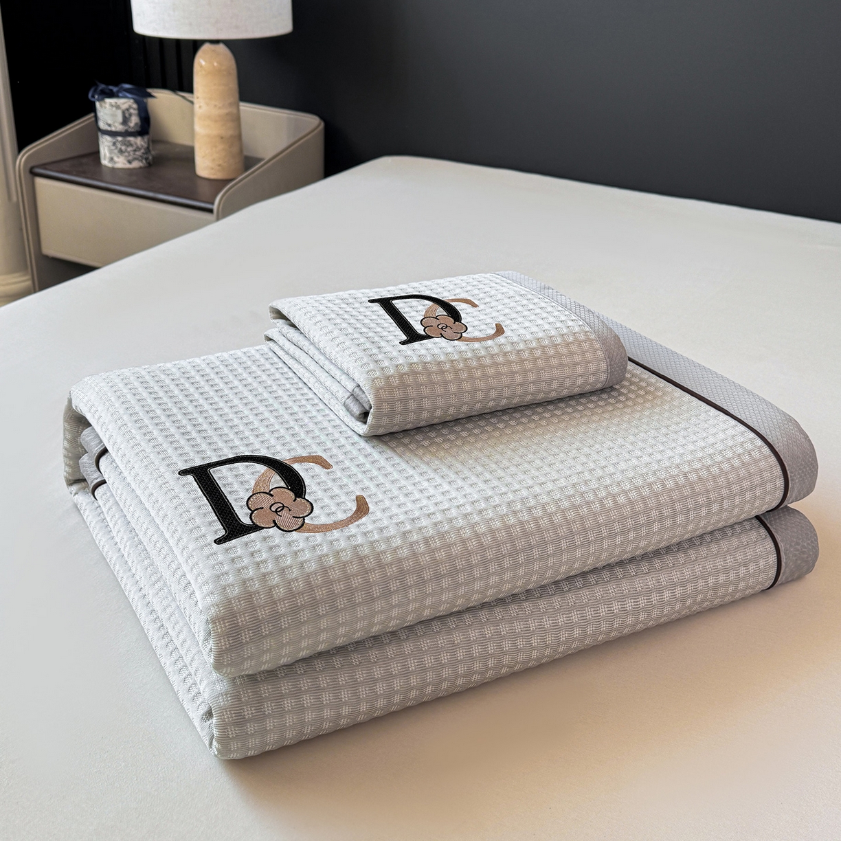 91家纺网 家纺一手货源 找家纺 （总）眠势力 2026新款冰豆豆凉席刺绣款凉席子冰感豆豆床单软凉席三件套可机洗