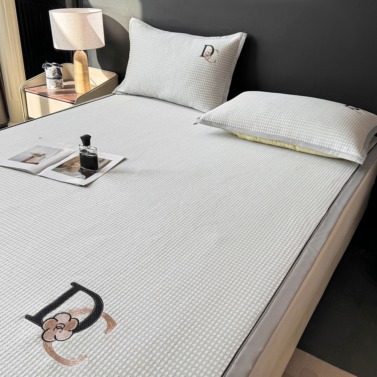 91家纺网 家纺一手货源 找家纺 （总）眠势力 2026新款冰豆豆凉席刺绣款凉席子冰感豆豆床单软凉席三件套可机洗