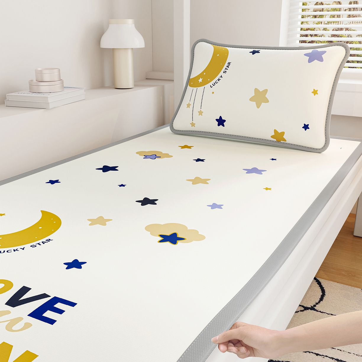 91家纺网 家纺一手货源 找家纺 奇丝雅 2026A类数码印花大版卡通冰丝凉席家用双人冰丝席可机洗单人学生宿舍夏天空调软席 满天星辰【三明治网底】