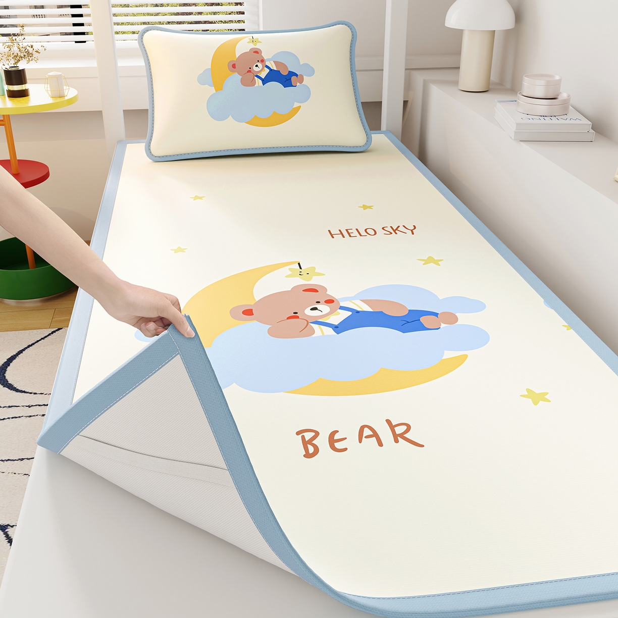 91家纺网 家纺一手货源 找家纺 奇丝雅 2026A类数码印花大版卡通冰丝凉席家用双人冰丝席可机洗单人学生宿舍夏天空调软席 月亮熊【三明治网底】