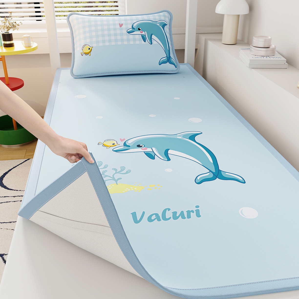 91家纺网 家纺一手货源 找家纺 奇丝雅 2026A类数码印花大版卡通冰丝凉席家用双人冰丝席可机洗单人学生宿舍夏天空调软席 海豚奇遇【三明治网底】