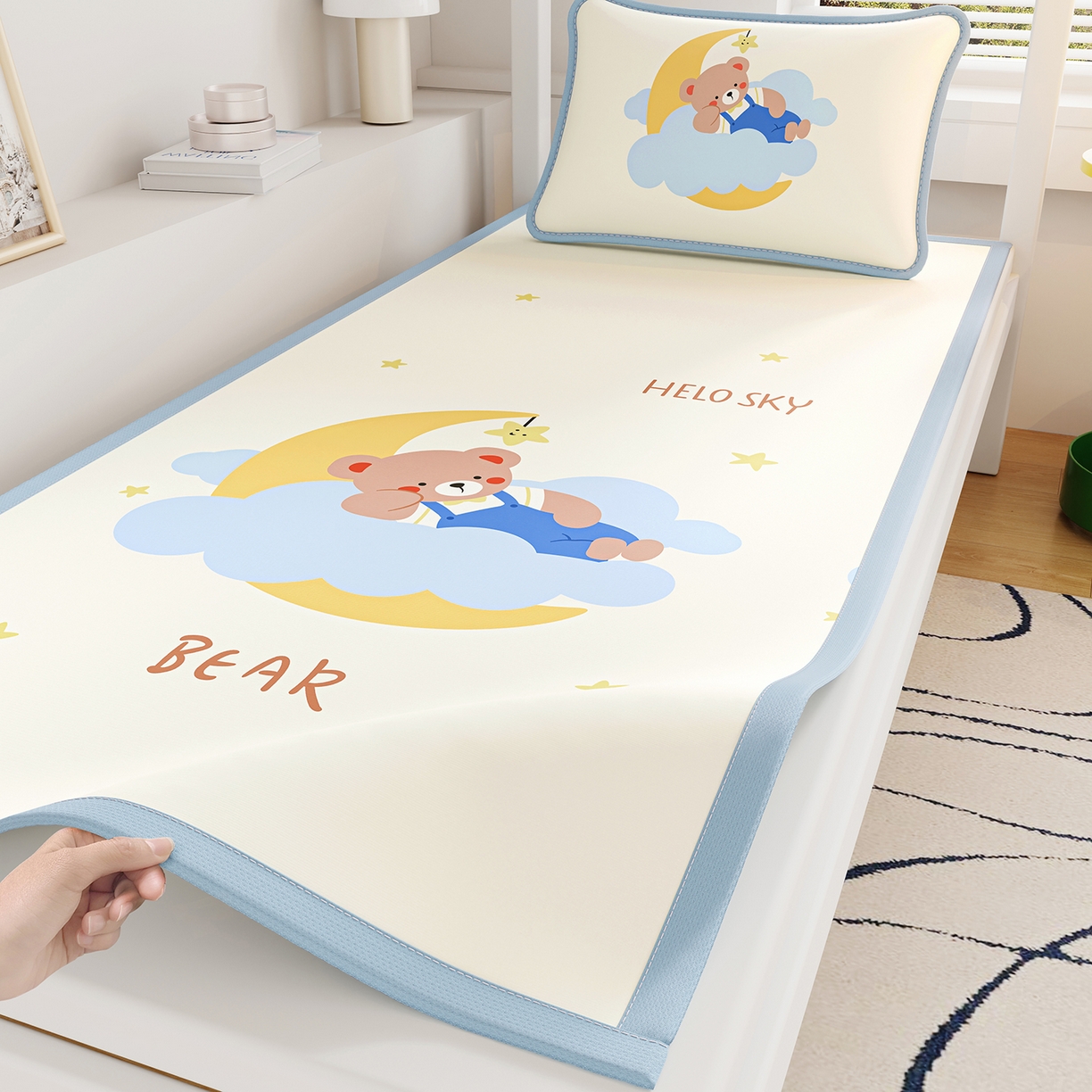 91家纺网 家纺一手货源 找家纺 奇丝雅 2026A类数码印花大版卡通冰丝凉席家用双人冰丝席可机洗单人学生宿舍夏天空调软席 月亮熊【三明治网底】