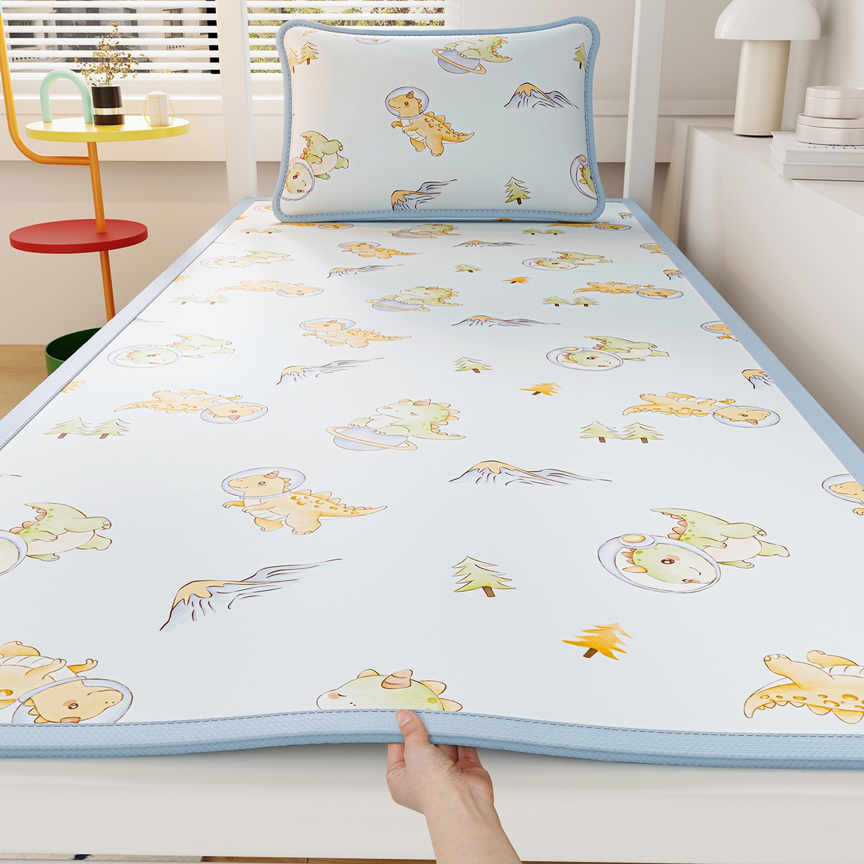 91家纺网 家纺一手货源 找家纺 奇丝雅 2026A类数码印花大版卡通冰丝凉席家用双人冰丝席可机洗单人学生宿舍夏天空调软席 满天星辰【三明治网底】