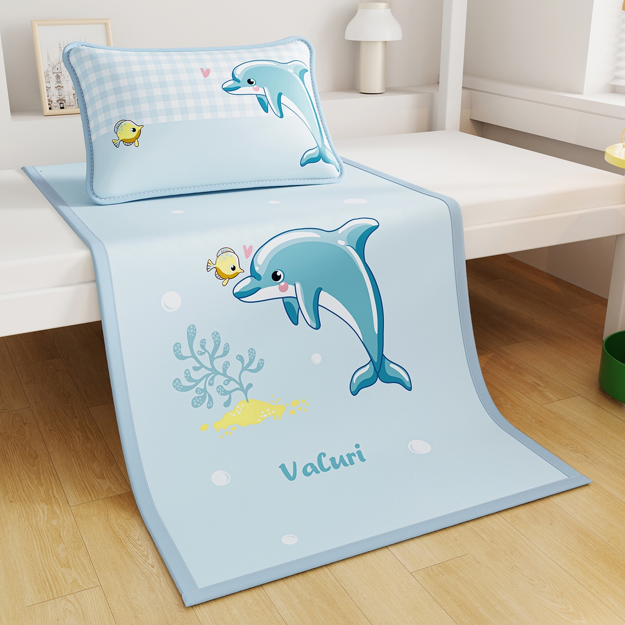 91家纺网 家纺一手货源 找家纺 奇丝雅 2026A类数码印花大版卡通冰丝凉席家用双人冰丝席可机洗单人学生宿舍夏天空调软席 海豚奇遇【三明治网底】