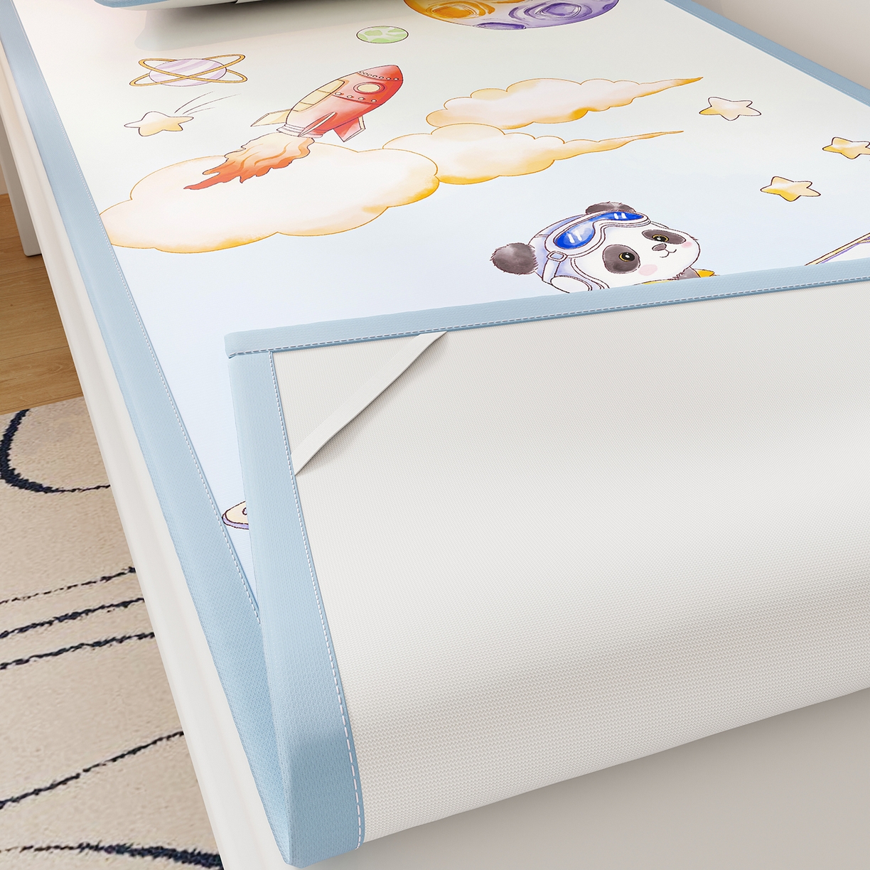 91家纺网 家纺一手货源 找家纺 奇丝雅 2026A类数码印花大版卡通冰丝凉席家用双人冰丝席可机洗单人学生宿舍夏天空调软席 星际漫游【三明治网底】