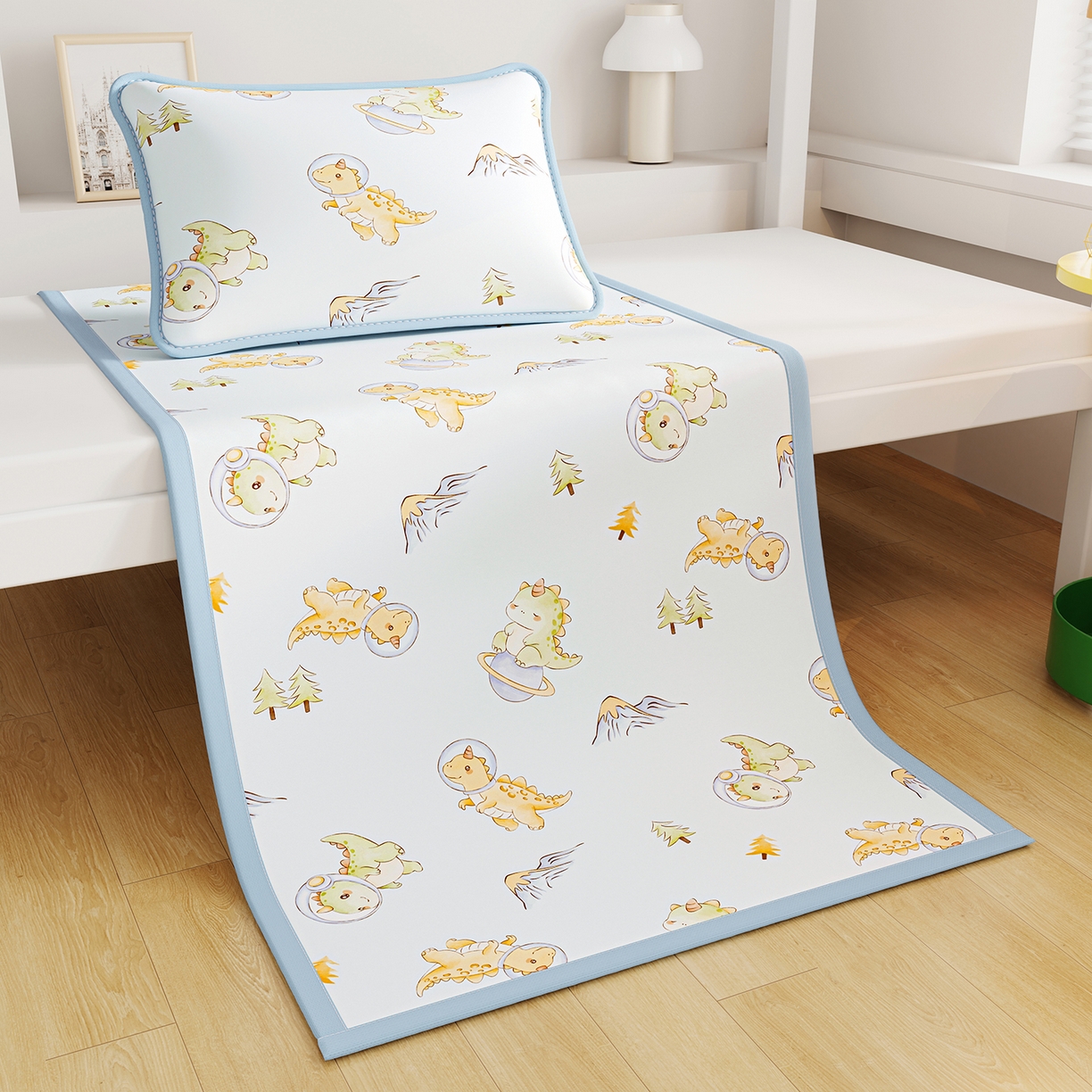 91家纺网 家纺一手货源 找家纺 奇丝雅 2026A类数码印花大版卡通冰丝凉席家用双人冰丝席可机洗单人学生宿舍夏天空调软席 呆萌恐龙【三明治网底】