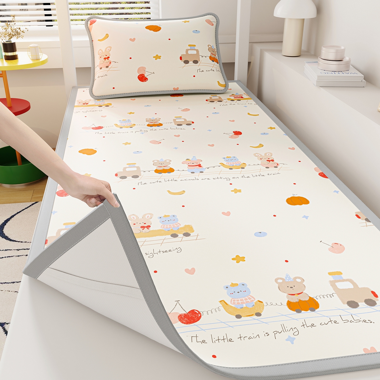 91家纺网 家纺一手货源 找家纺 奇丝雅 2026A类数码印花大版卡通冰丝凉席家用双人冰丝席可机洗单人学生宿舍夏天空调软席 萌宝小火车【三明治网底】