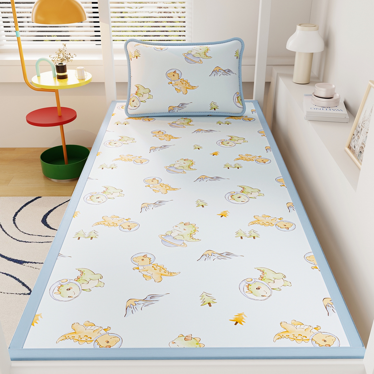 91家纺网 家纺一手货源 找家纺 奇丝雅 2026A类数码印花大版卡通冰丝凉席家用双人冰丝席可机洗单人学生宿舍夏天空调软席 呆萌恐龙【三明治网底】